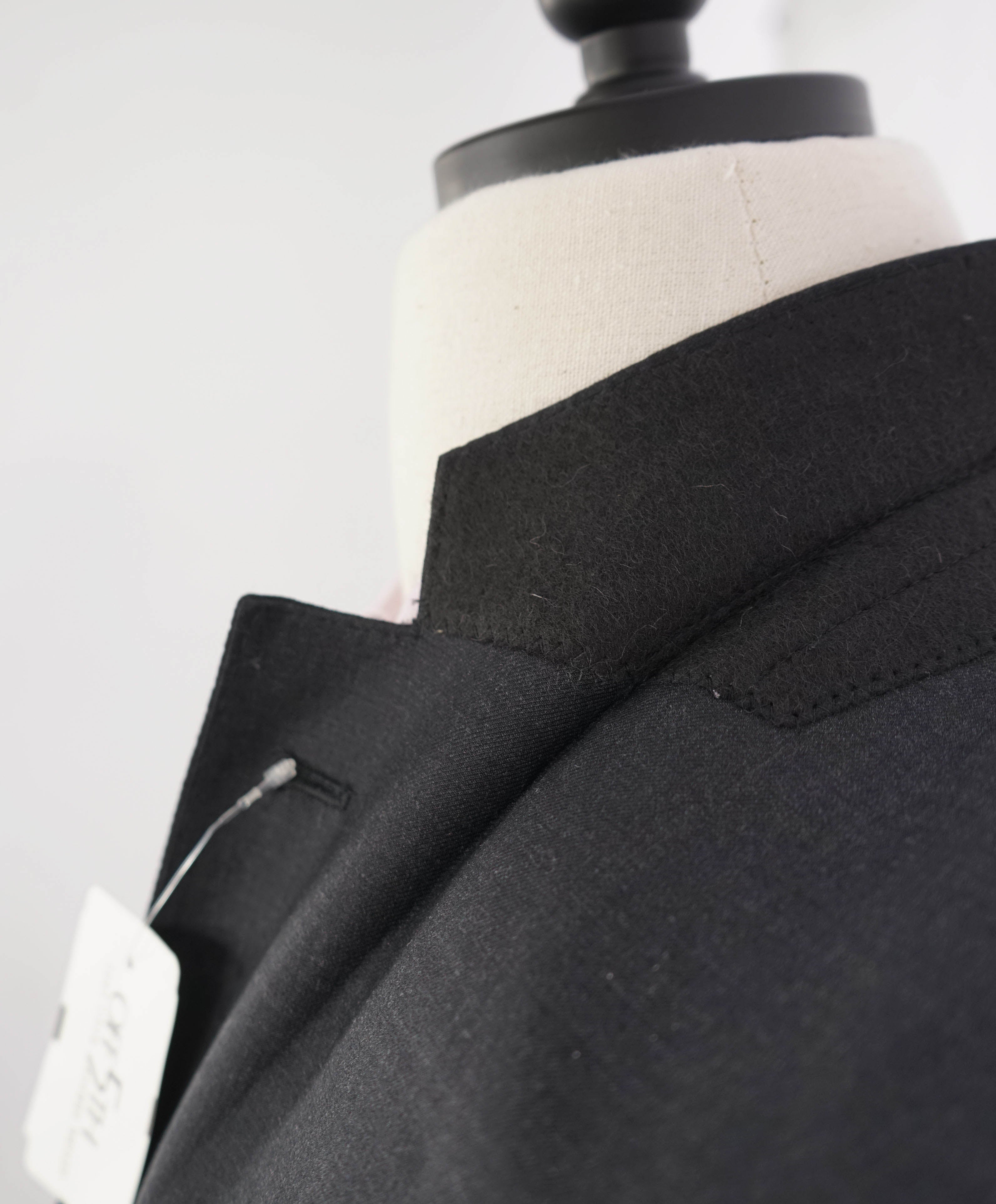 ARMANI COLLEZIONI - "G Line" Modern Charcoal Gray Notch Lapel Suit - 40R