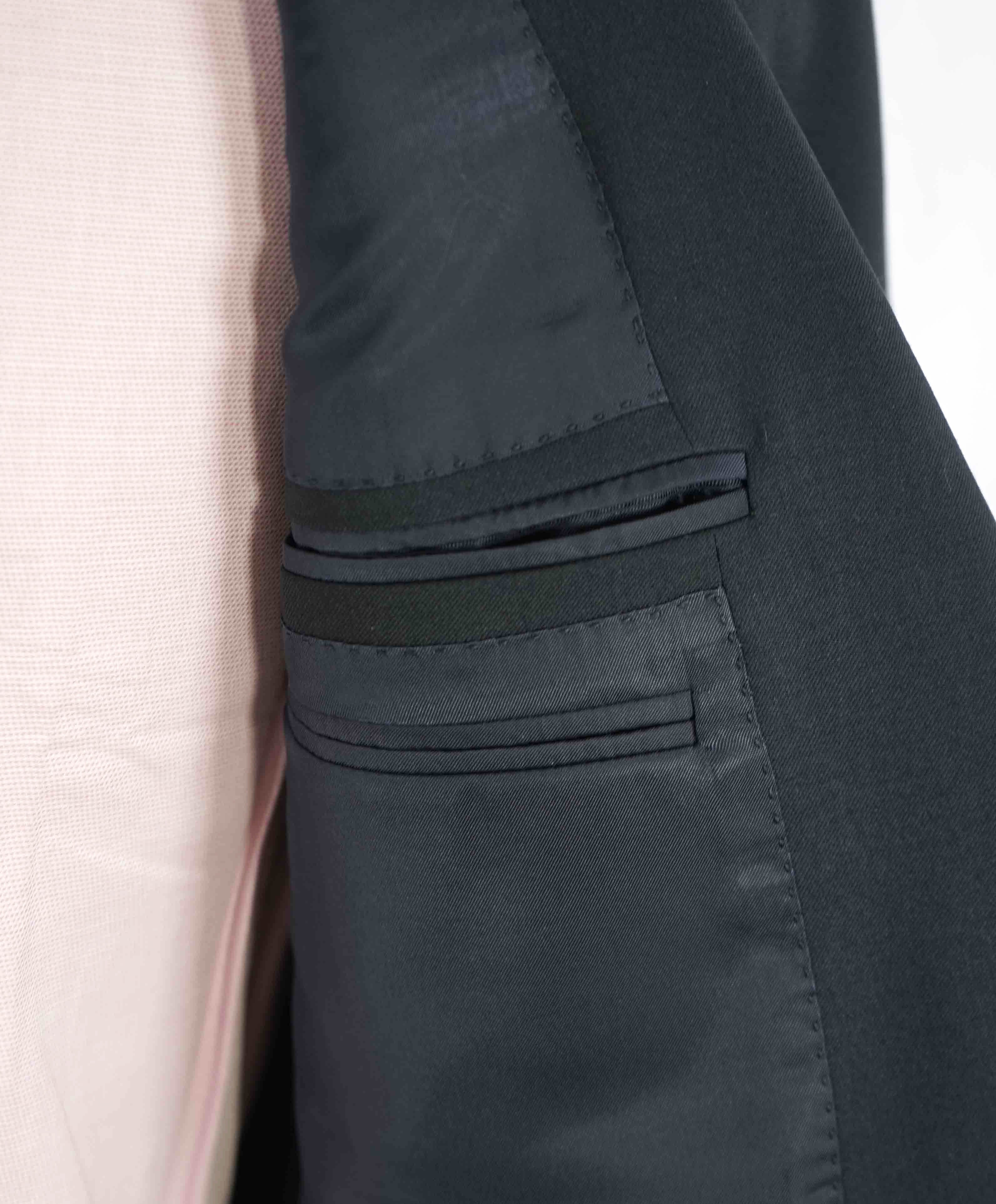 $3,250 ERMENEGILDO ZEGNA - "MULTISEASON" *Closet Staple* Navy Suit - 36S