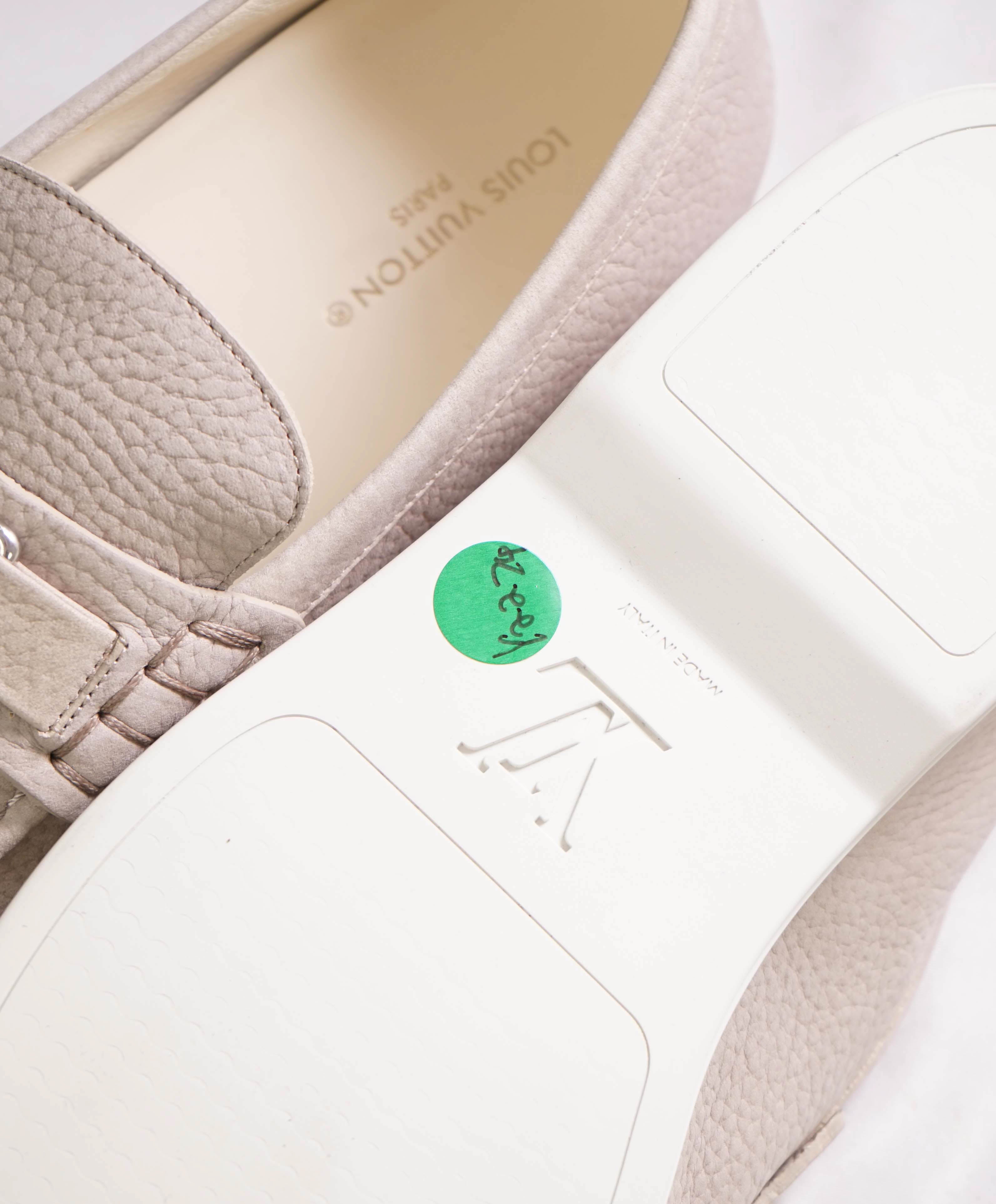 $1,170 LOUIS VUITTON - Neutral/Ivory *ESTATE* Summer Walk Logo Loafers - 10 US (9 LV)