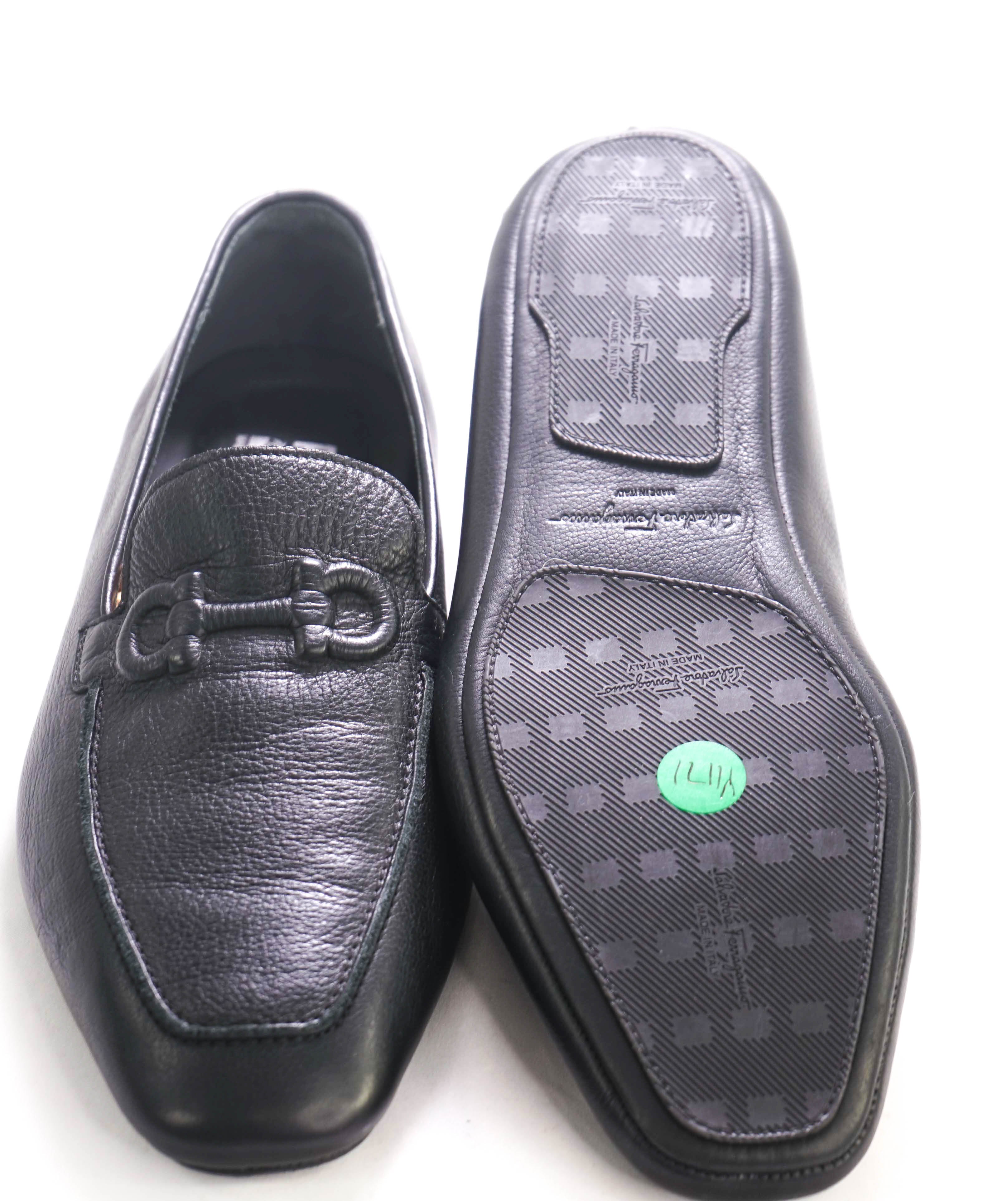 $750 SALVATORE FERRAGAMO - Embossed Bit Sleek Logo Loafer - 9 M US