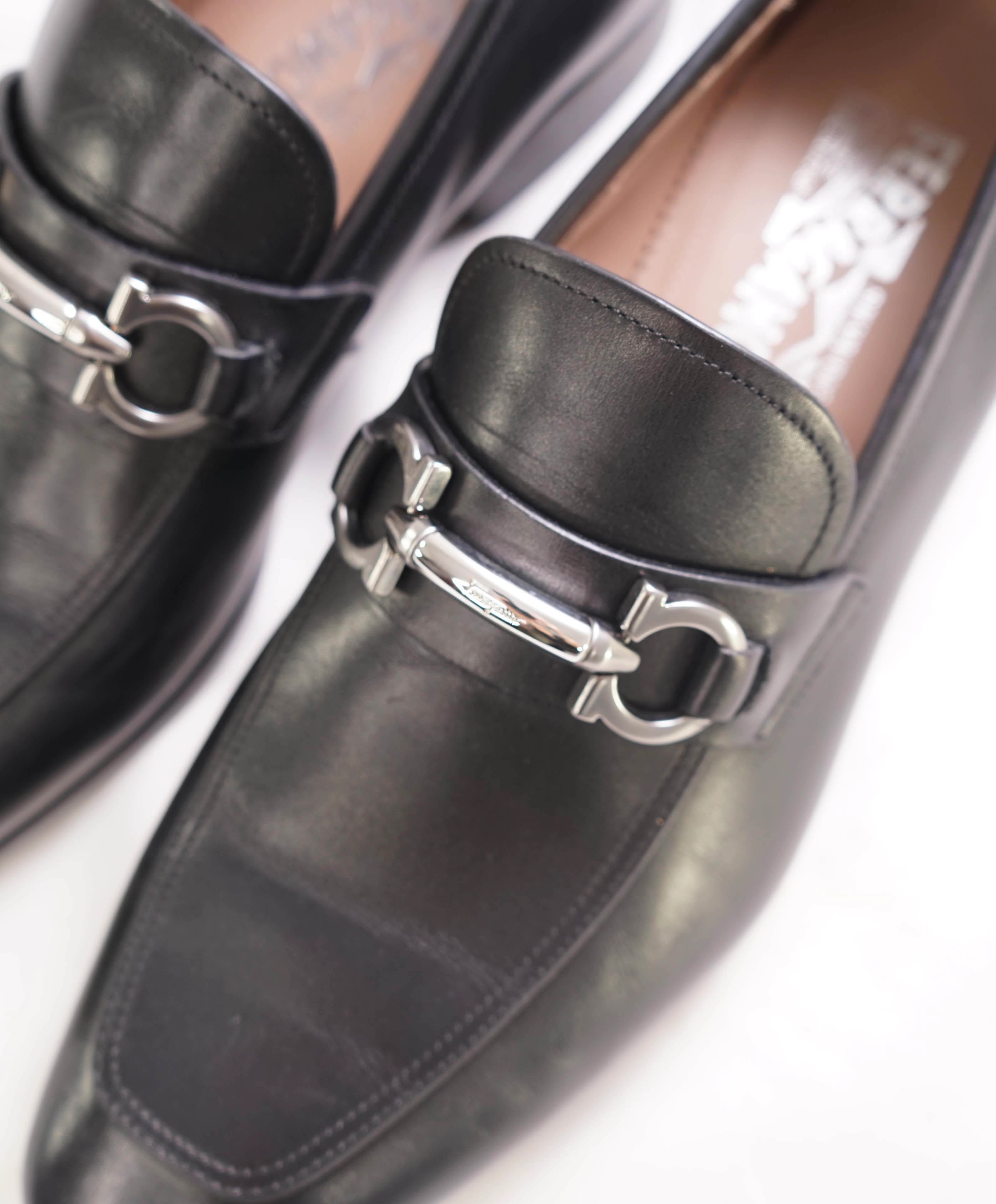 $850 SALVATORE FERRAGAMO - "BENFORD" Black Logo Bit Front Loafer - 8.5 EE US
