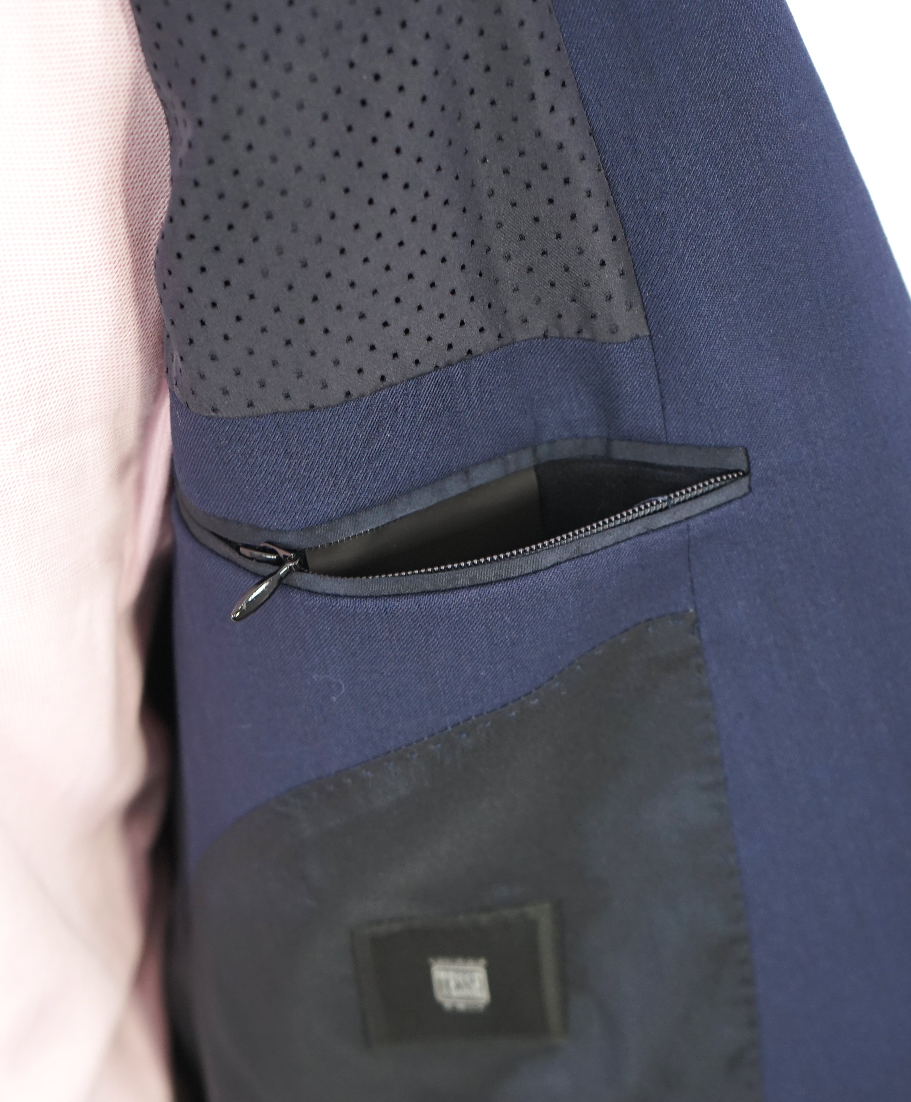 HUGO BOSS - Stretch Fabric "TRAVEL" Navy Blazer Zipper pockets & Net Lining - 42R