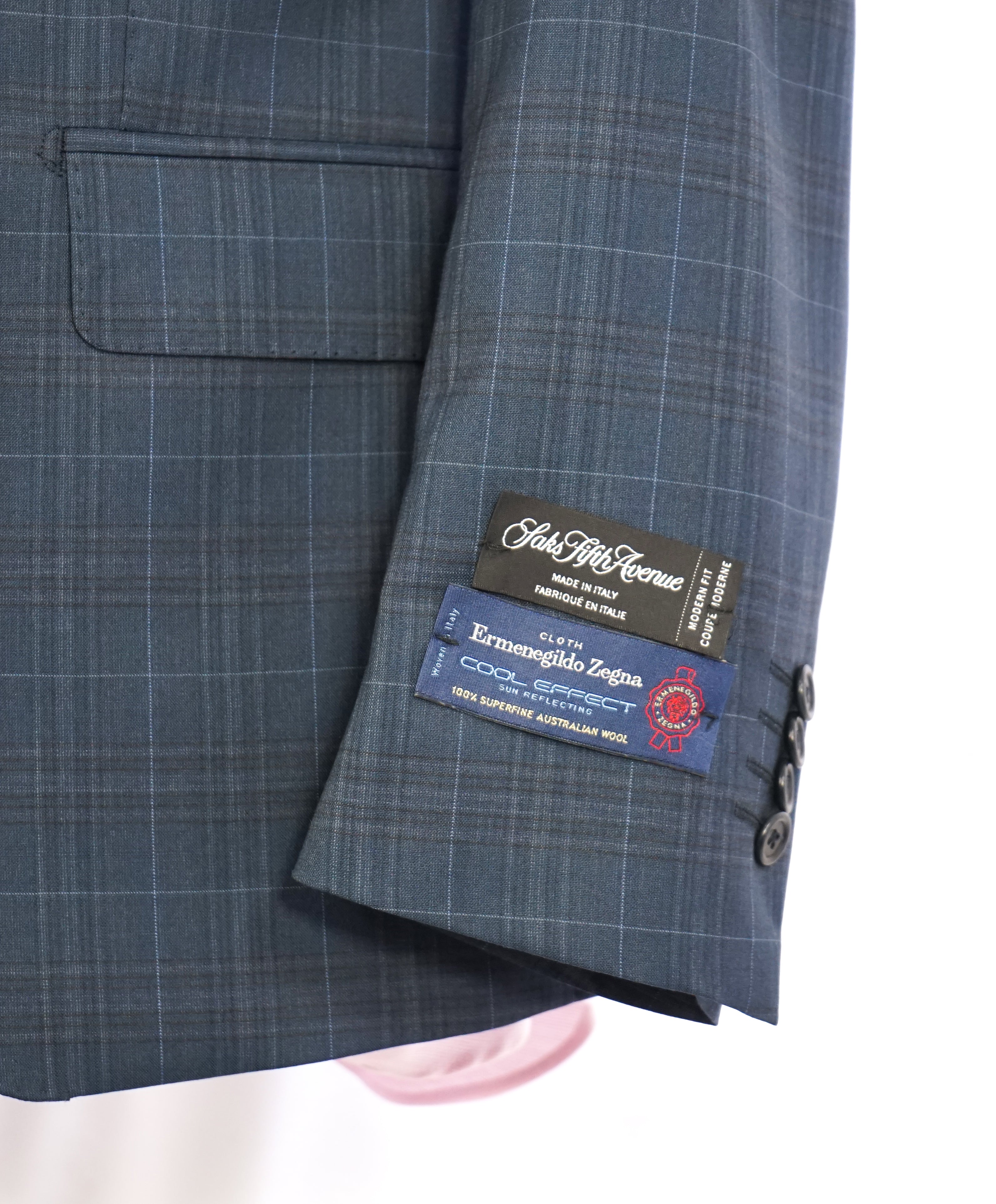 ERMENEGILDO ZEGNA - By SAKS FIFTH AVENUE "MODERN" COOL EFFECT Blue Suit - 38S