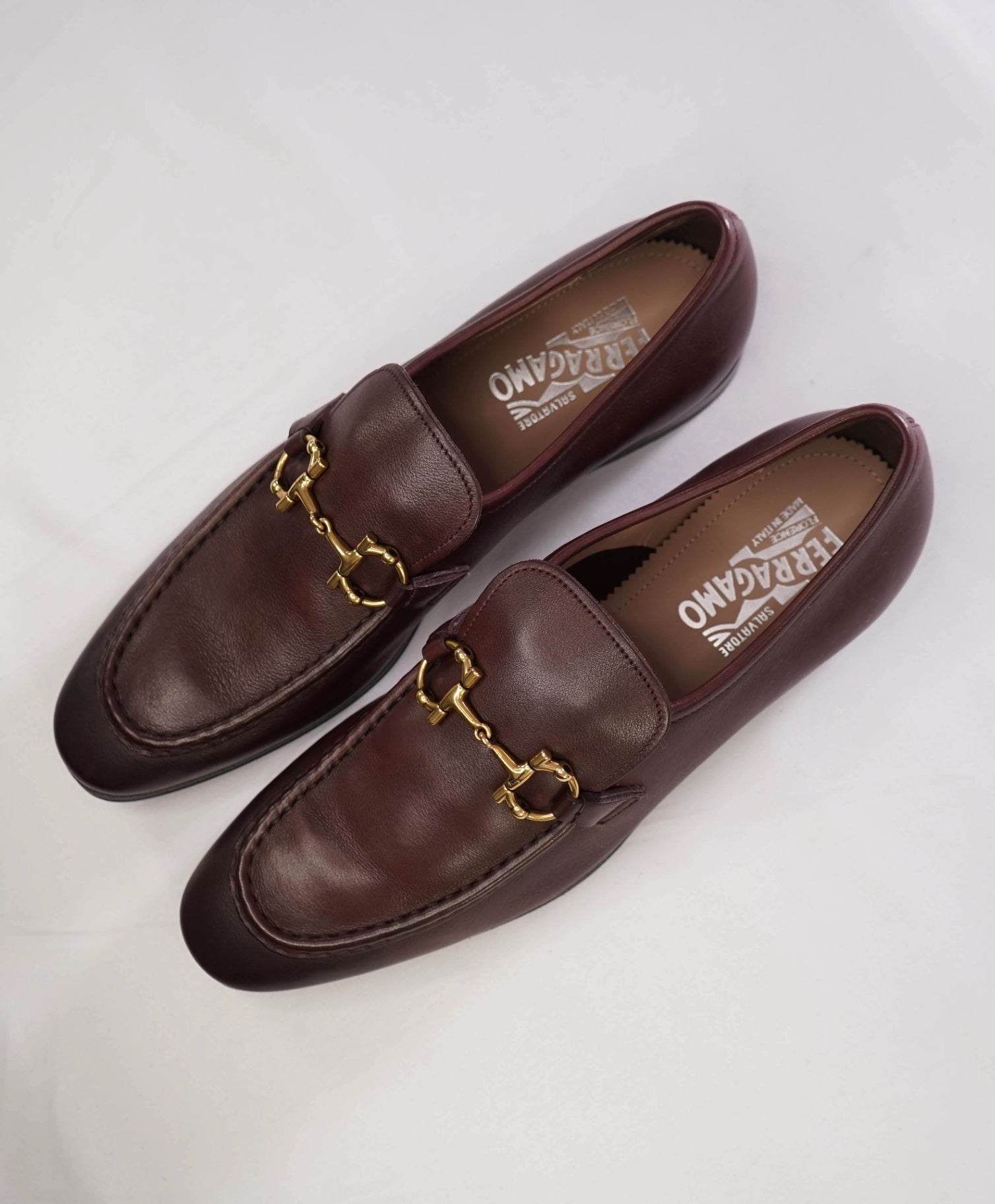 $850 Salvatore Ferragamo "Anderson" Burgundy/Gold Loafers 9.5 D