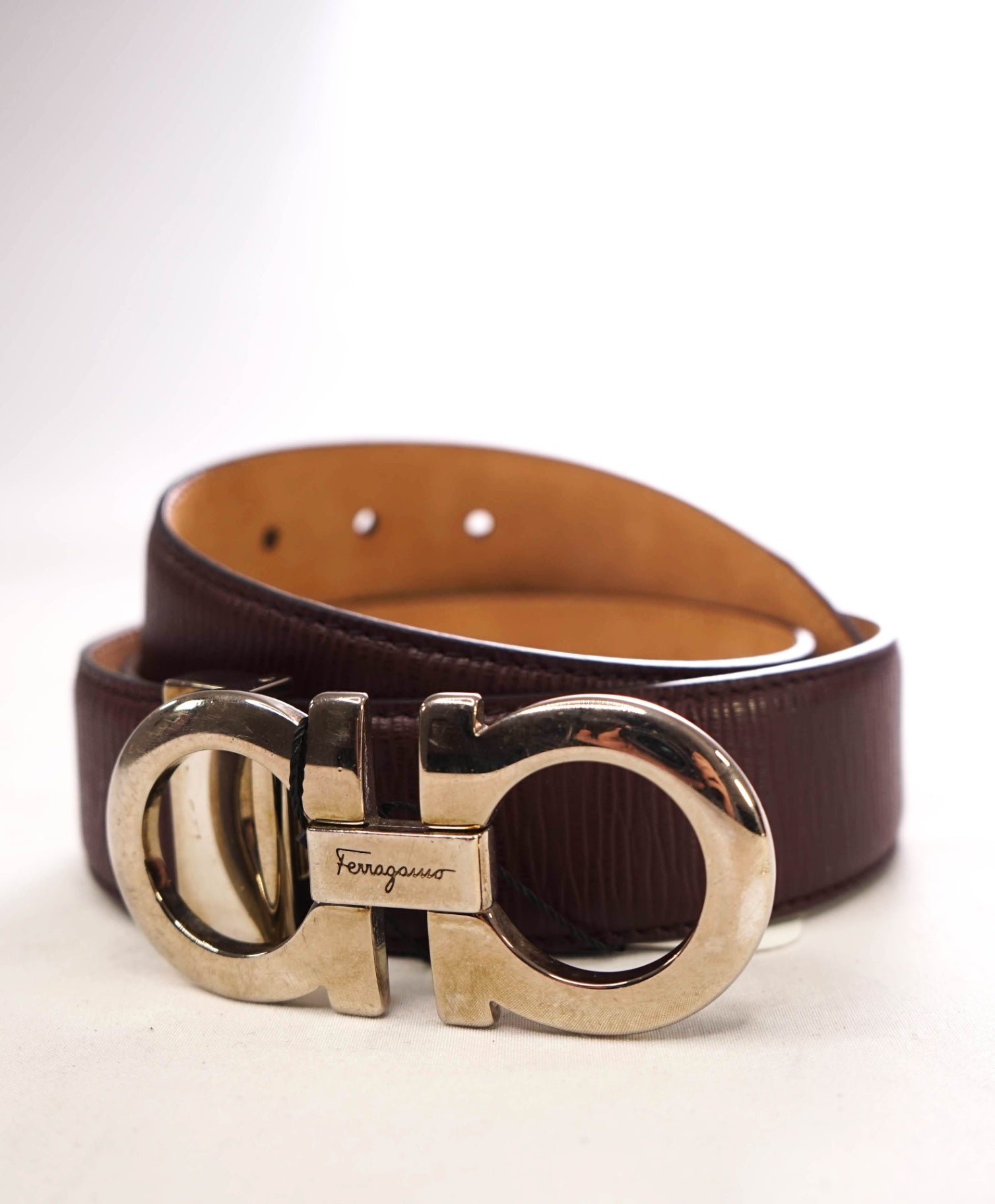 $535 Salvatore Ferragamo Burgundy/Gold Textured Leather Belt 36W