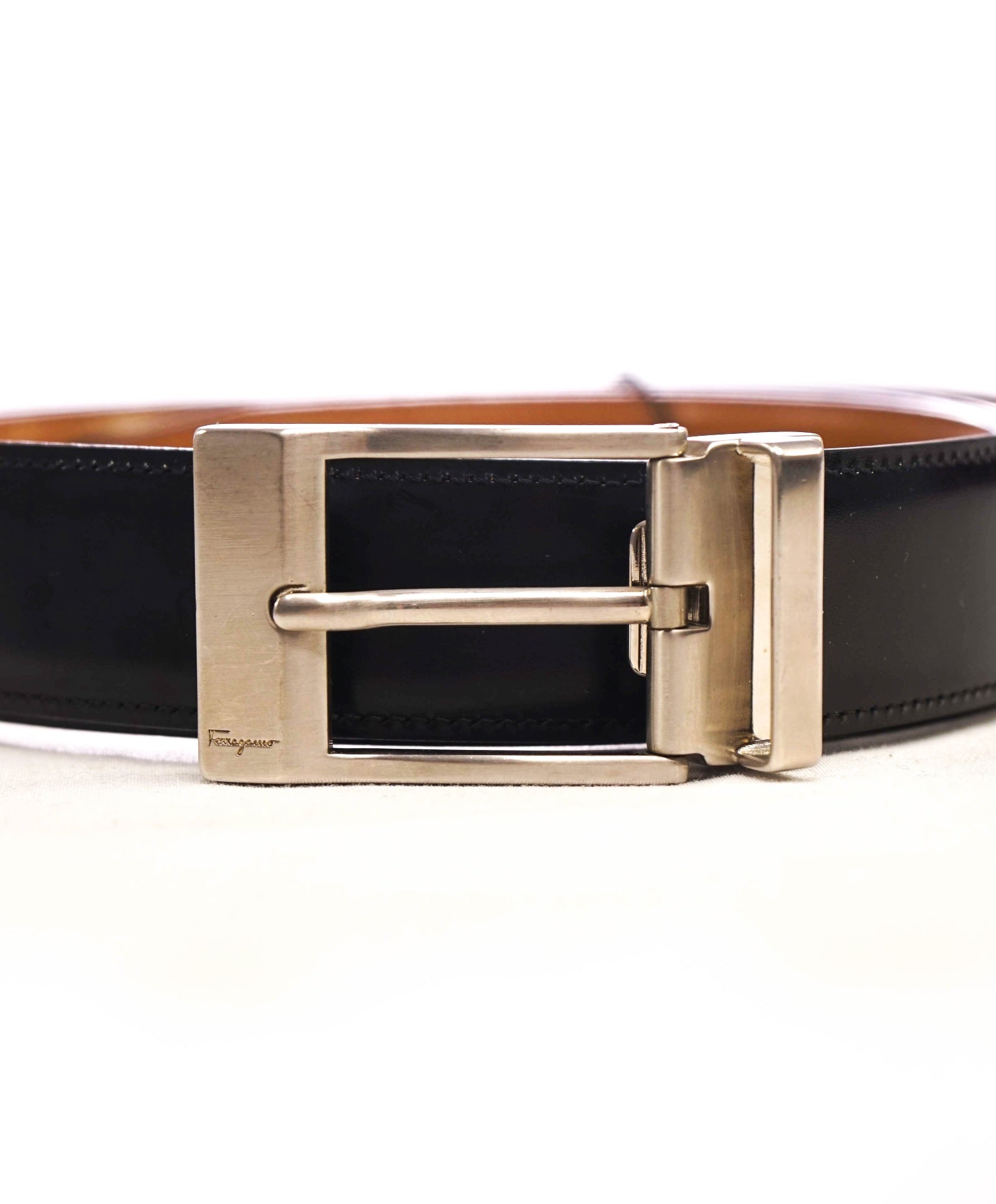 $400 Salvatore Ferragamo Solid Black/Brown Reversible Leather Belt 44W