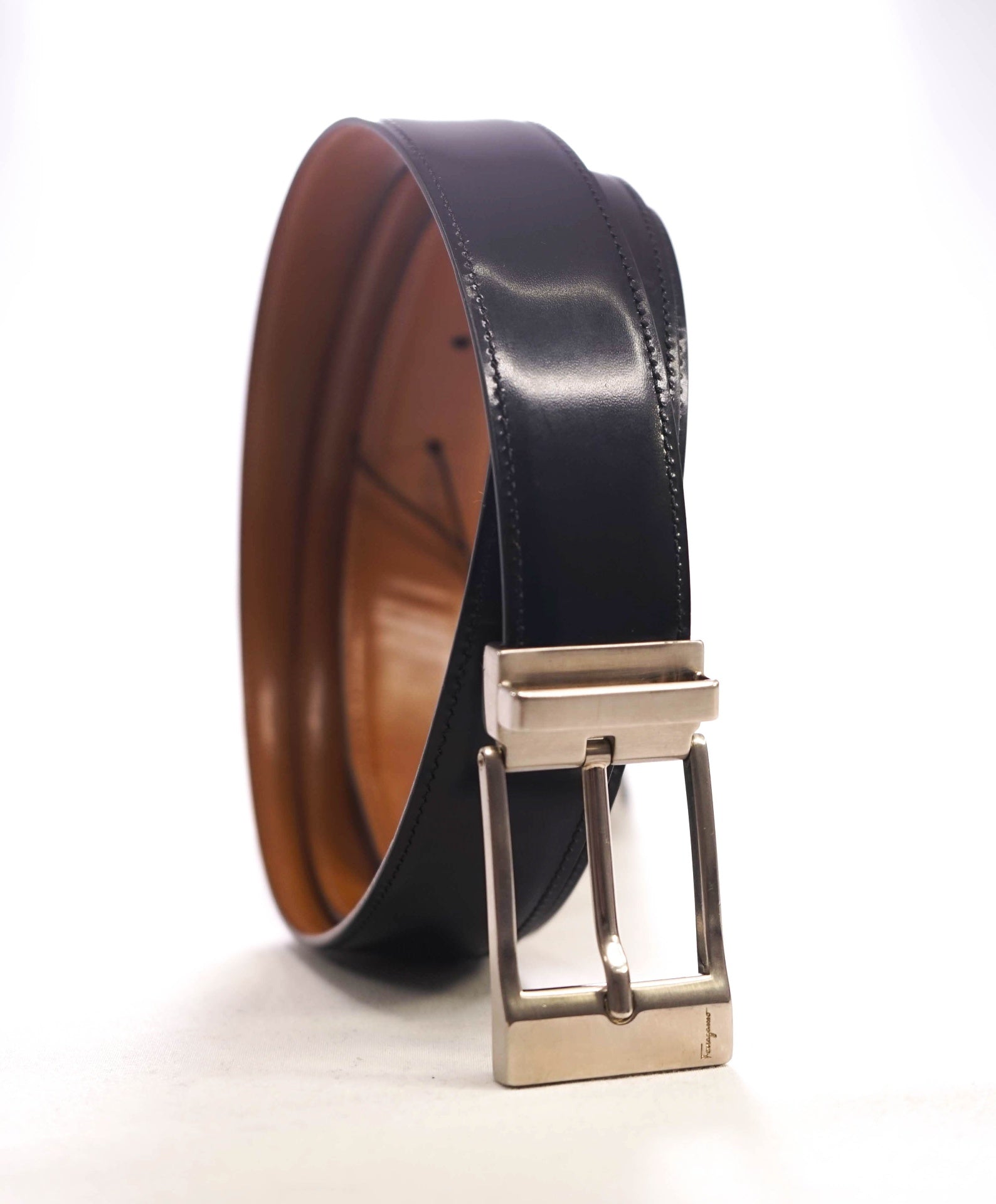 $400 Salvatore Ferragamo Solid Black/Brown Reversible Leather Belt 44W