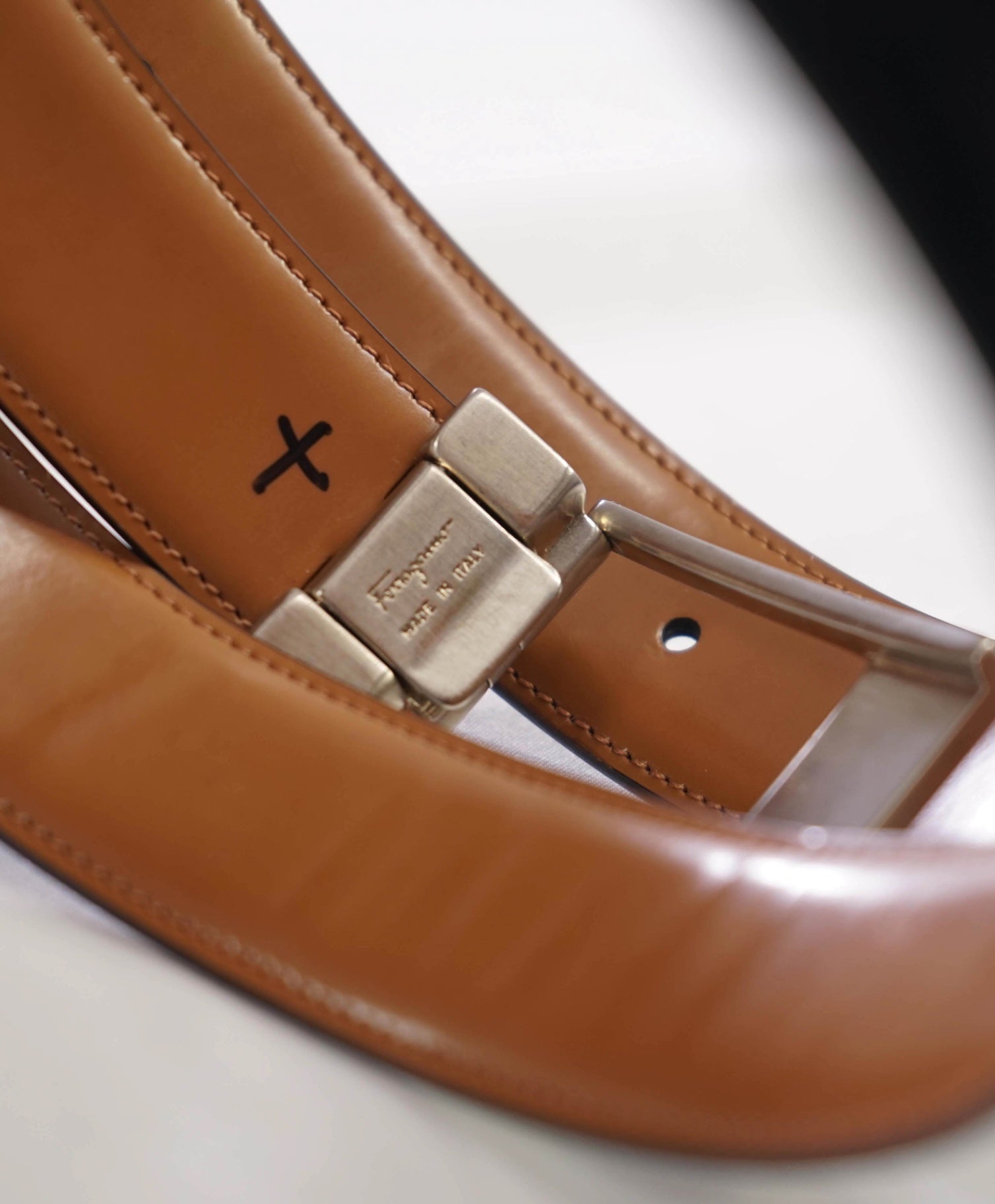 $400 Salvatore Ferragamo Solid Black/Brown Reversible Leather Belt 44W