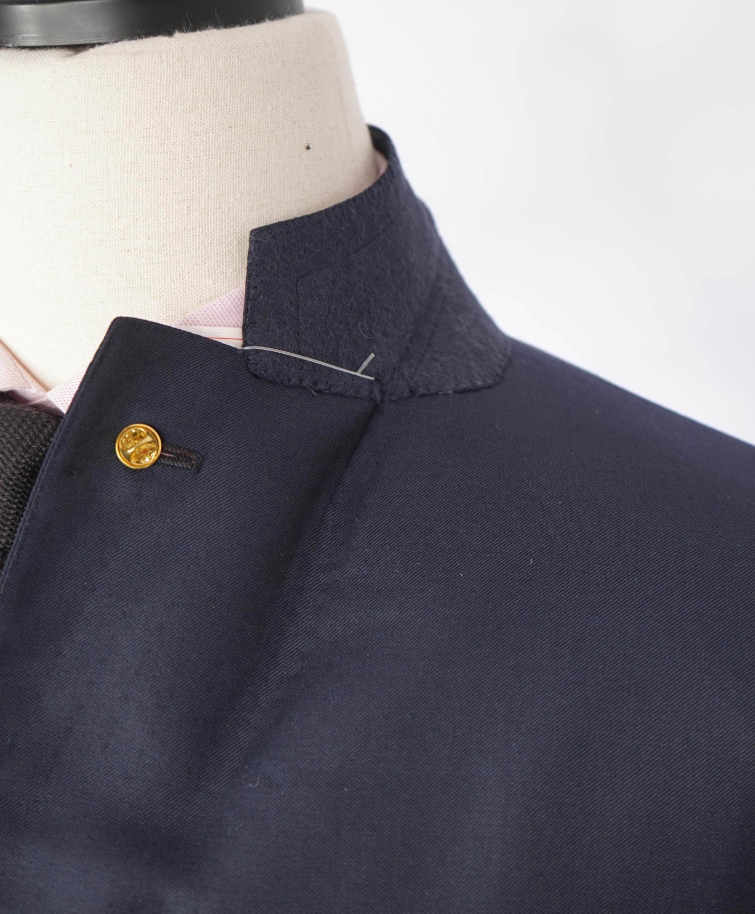 $3,995 ISAIA - Solid Navy Blue *CLOSET STAPLE* Coral Pin Suit - 40R