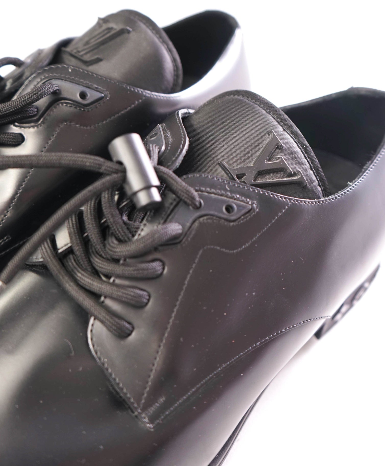 $1,540 LOUIS VUITTON - Black *LV* Logo Derby Oxfords - 9 US (8 LV)