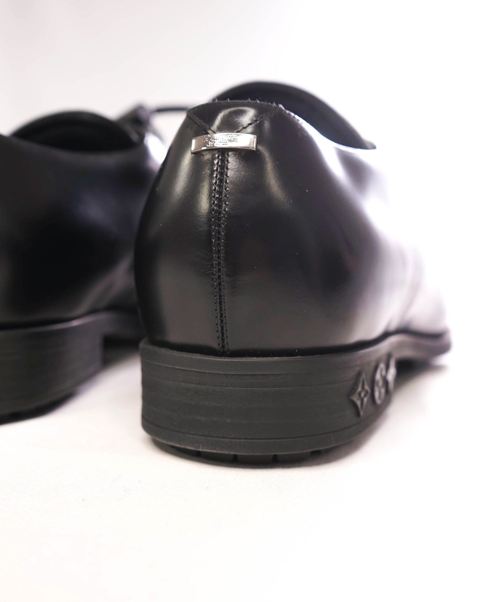 $1,540 LOUIS VUITTON - Black *LV* Logo Derby Oxfords - 9 US (8 LV)