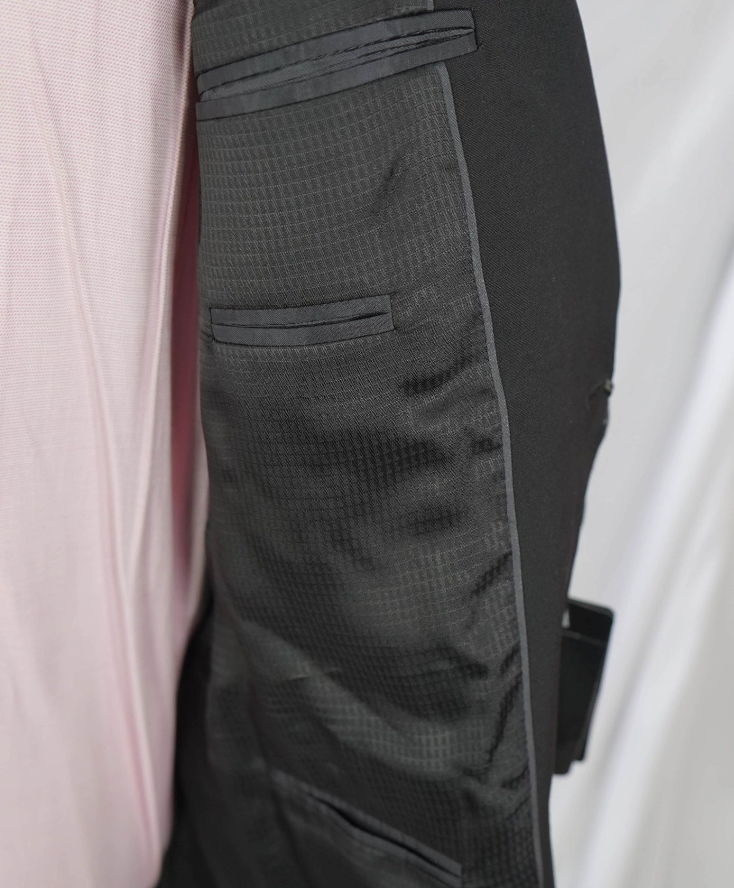 $1,995 EMPORIO ARMANI - Wool Solid Black "G LINE" Suit - 40R