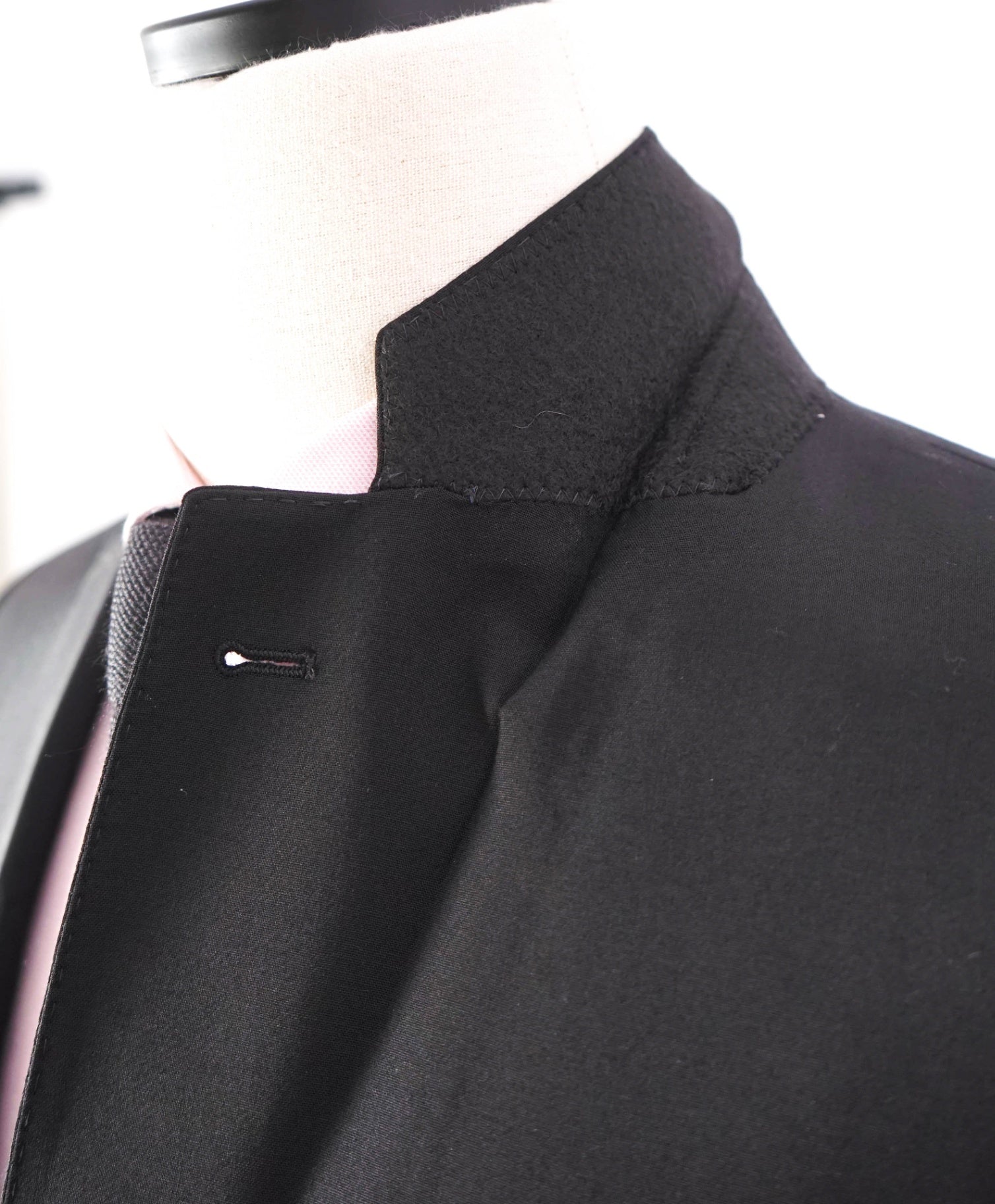 $1,995 EMPORIO ARMANI - Wool Solid Black "G LINE" Suit - 40R