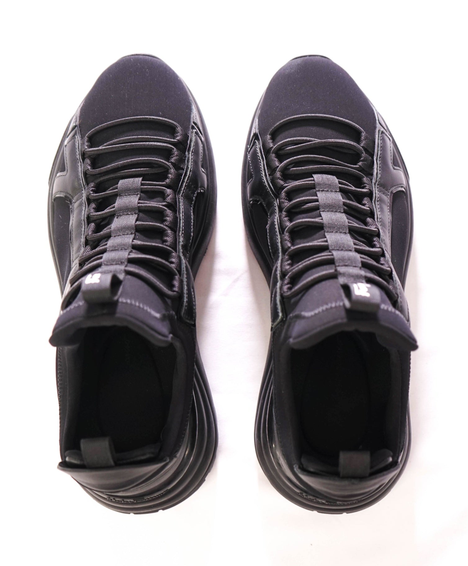 $850 SALVATORE FERRAGAMO - Black Runner Sneakers - 8.5 M