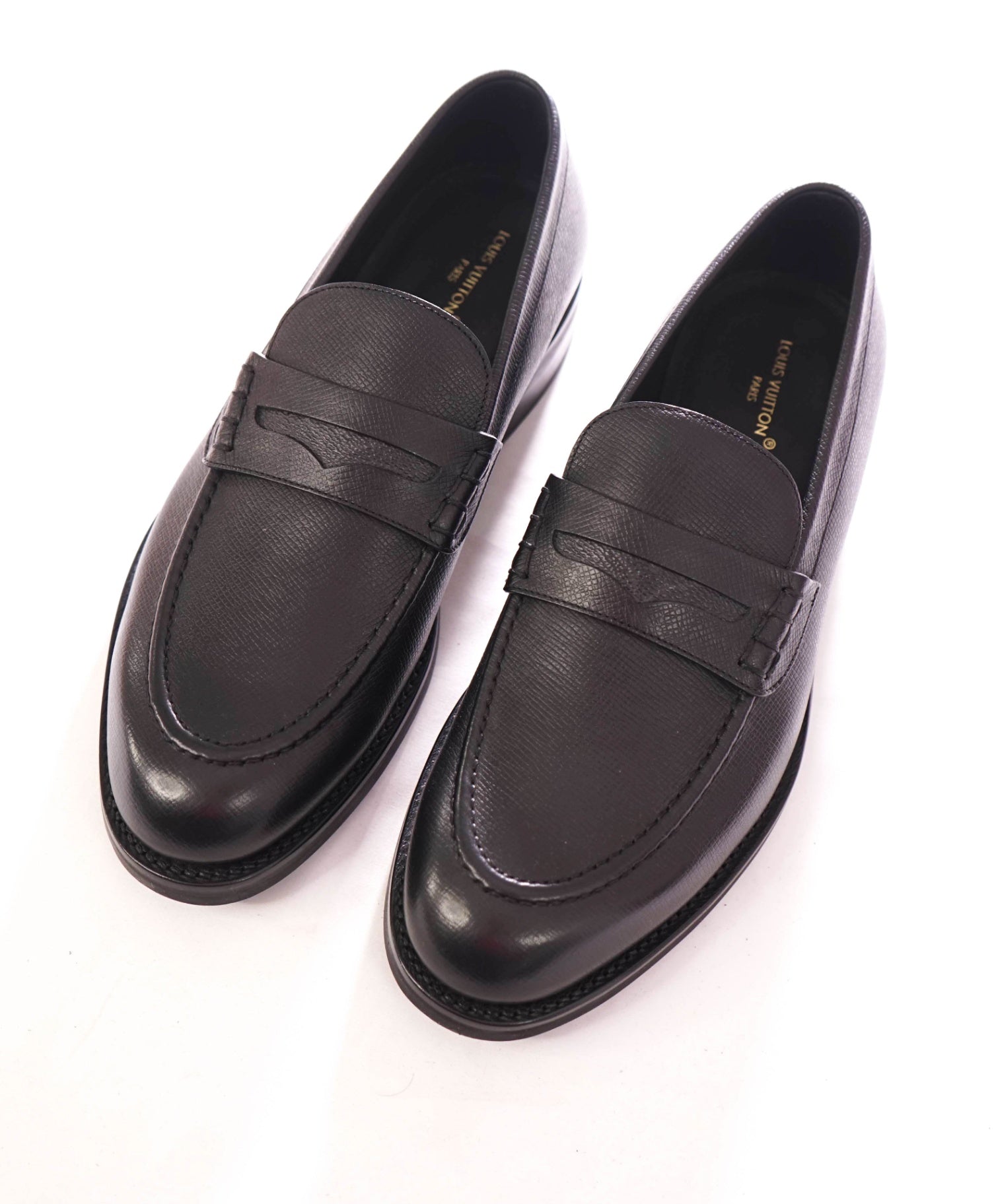 $1,530 LOUIS VUITTON - Black Pebble Leather Penny Loafer - 9.5US (8.5LV)