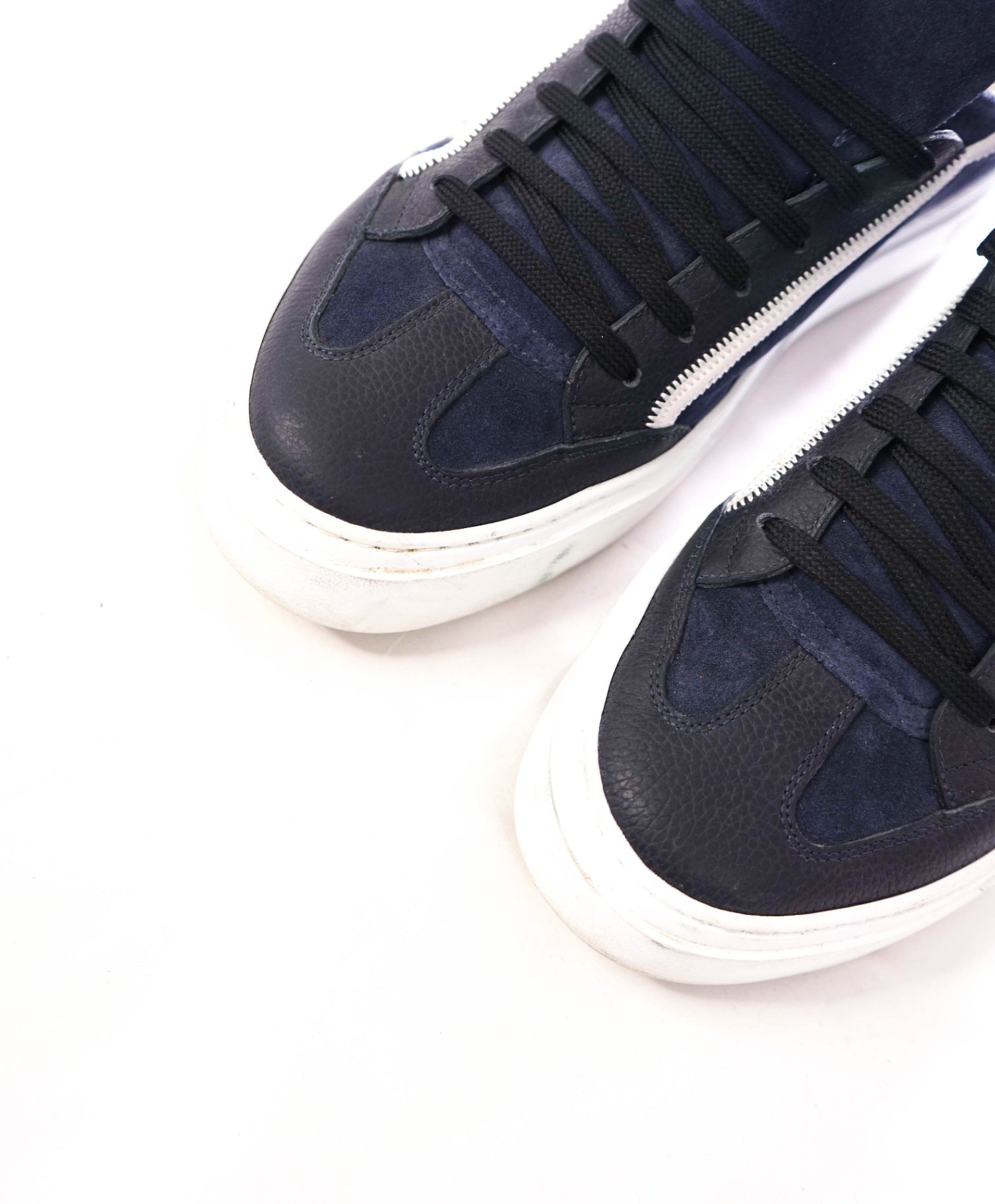 $795 FERRAGAMO - "BORG 5" Leather Navy Sneakers - 8.5 M