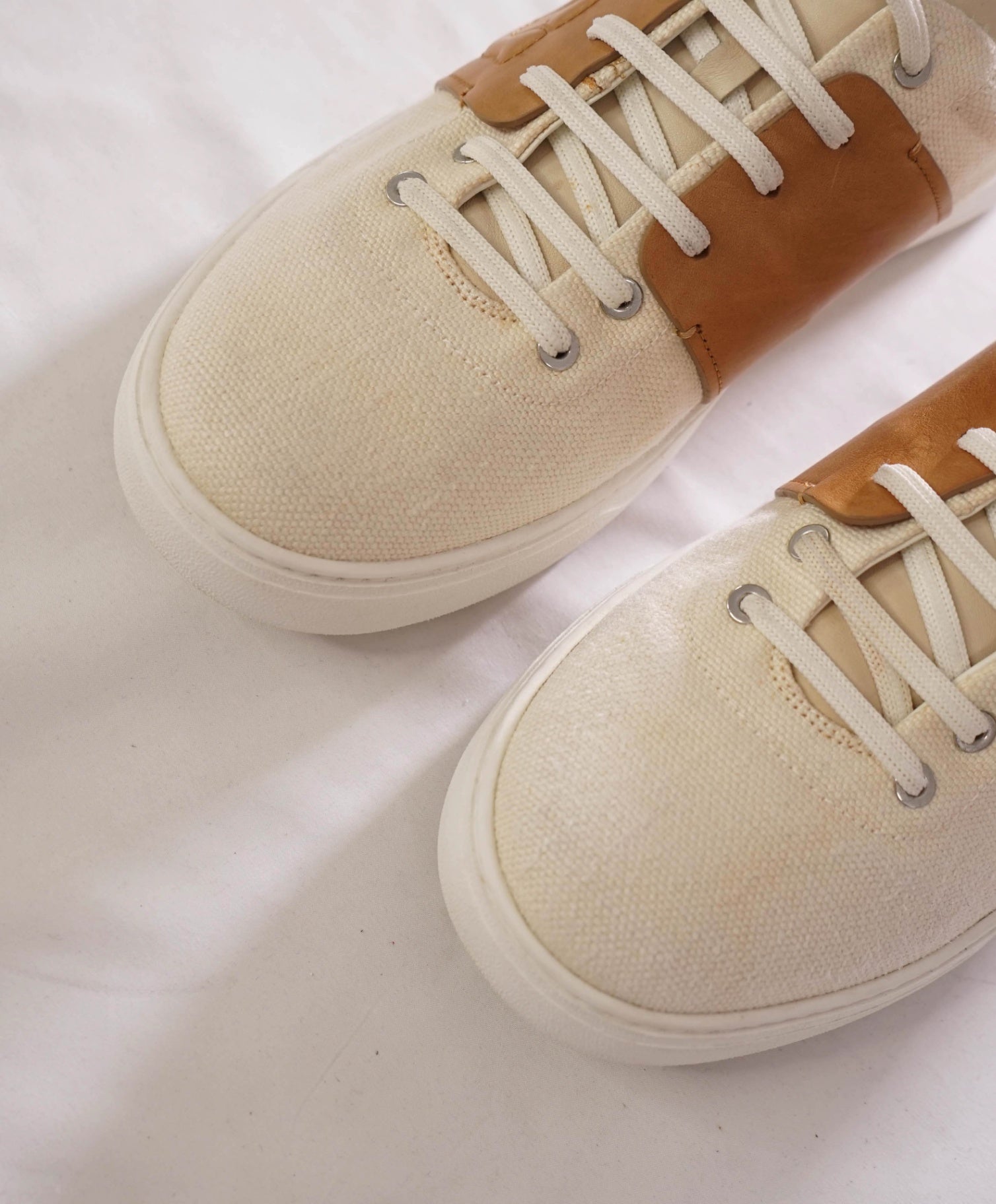 $850 FERRAGAMO - Neutral GANCINI Logo Sneakers - 12 M