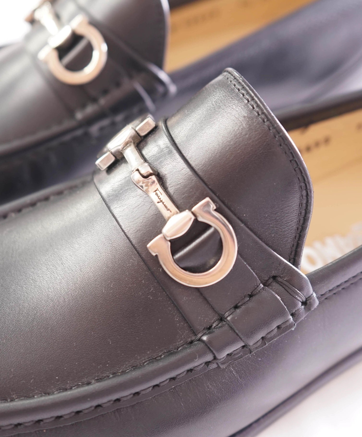 $850 SALVATORE FERRAGAMO - Leather Black Logo Bit Loafers - 7.5 3E