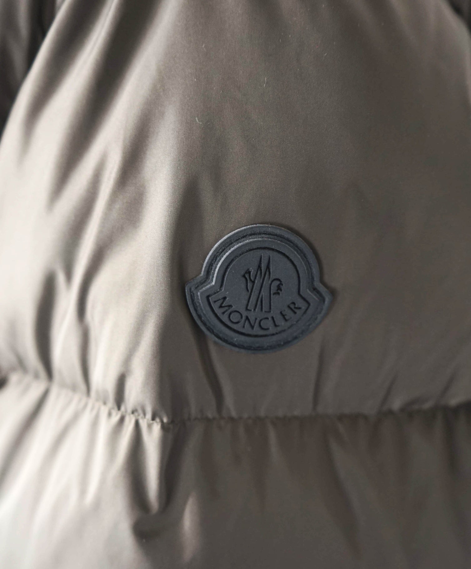 $2,290 MONCLER - Olive Green Montcla Hooded Short Down Coat - XXL