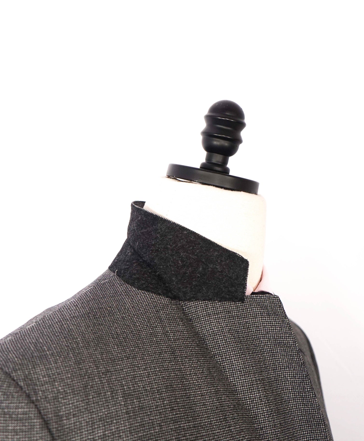 $2,695 Paul Stuart - "STAURTS CHOICE" Gray Puppytooth Wool Suit - 42R