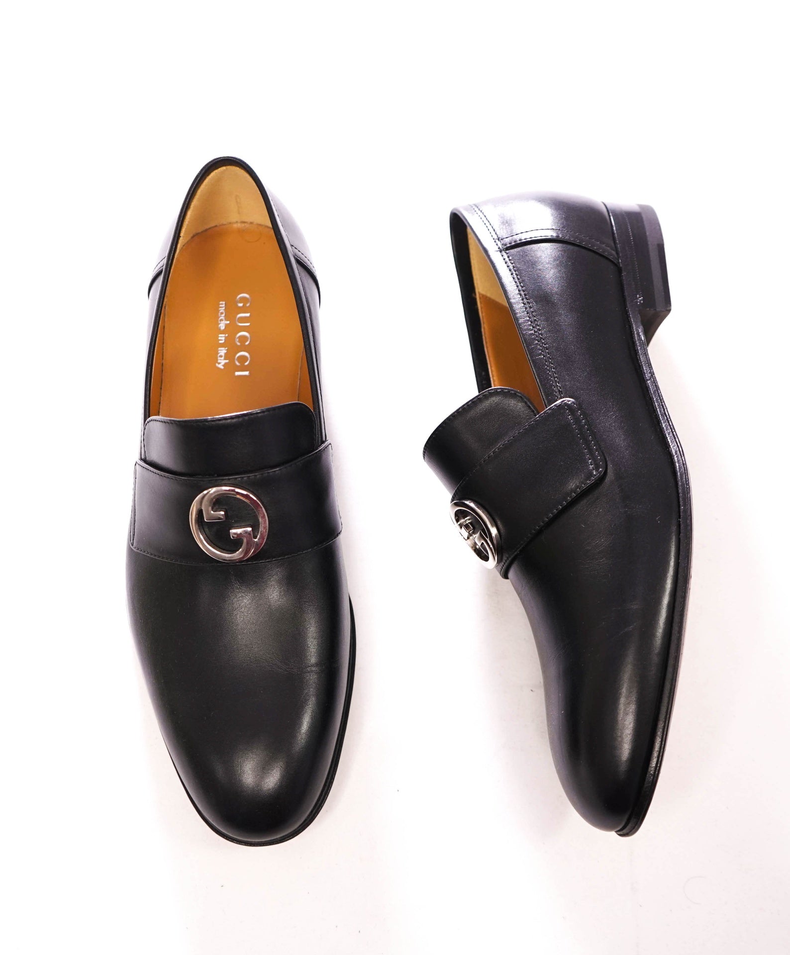 $1,000 GUCCI - Black Leather Silver "Interlocking G" Loafers - 8 (7.5G)