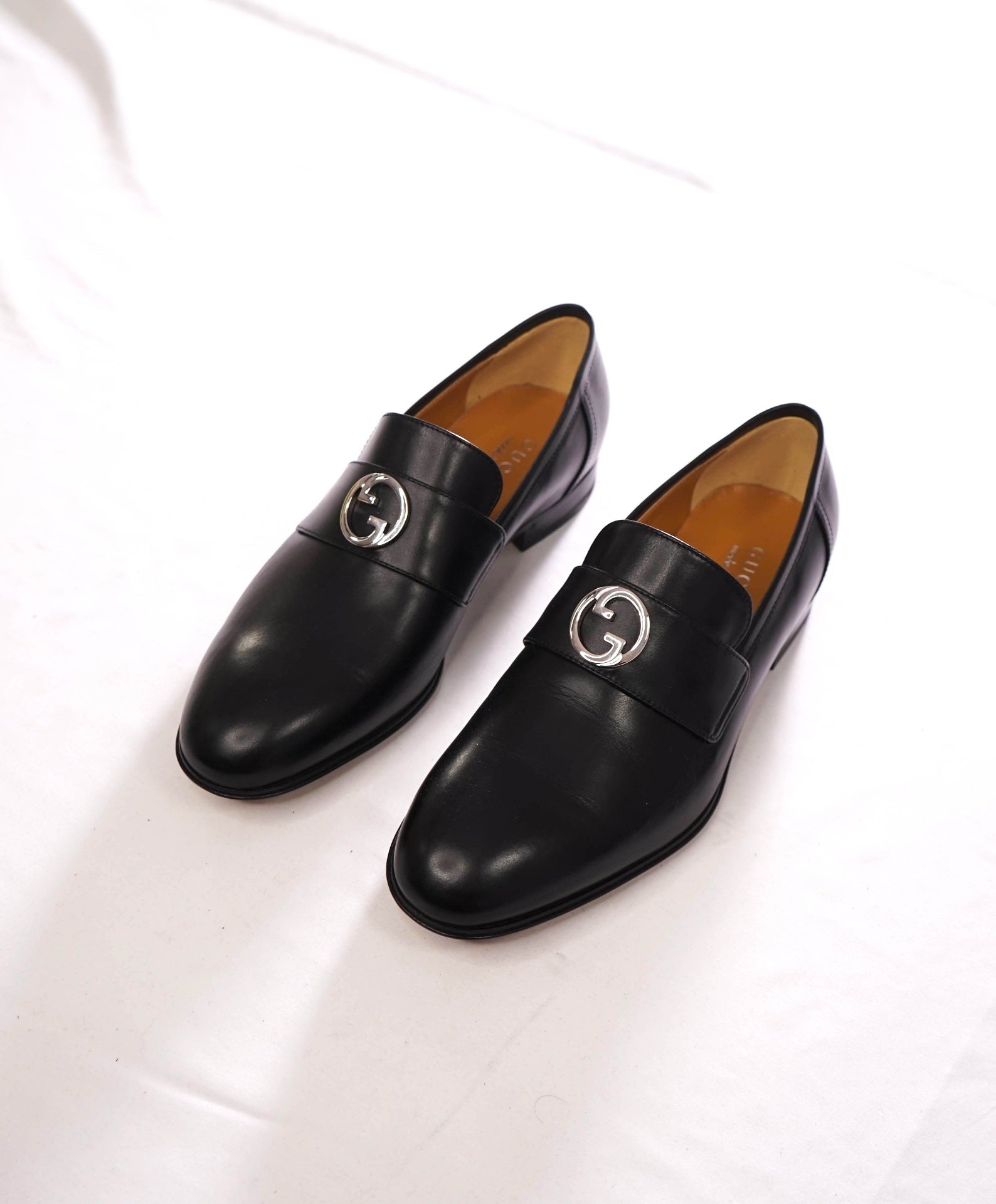 $1,000 GUCCI - Black Leather Silver "Interlocking G" Loafers - 8 (7.5G)