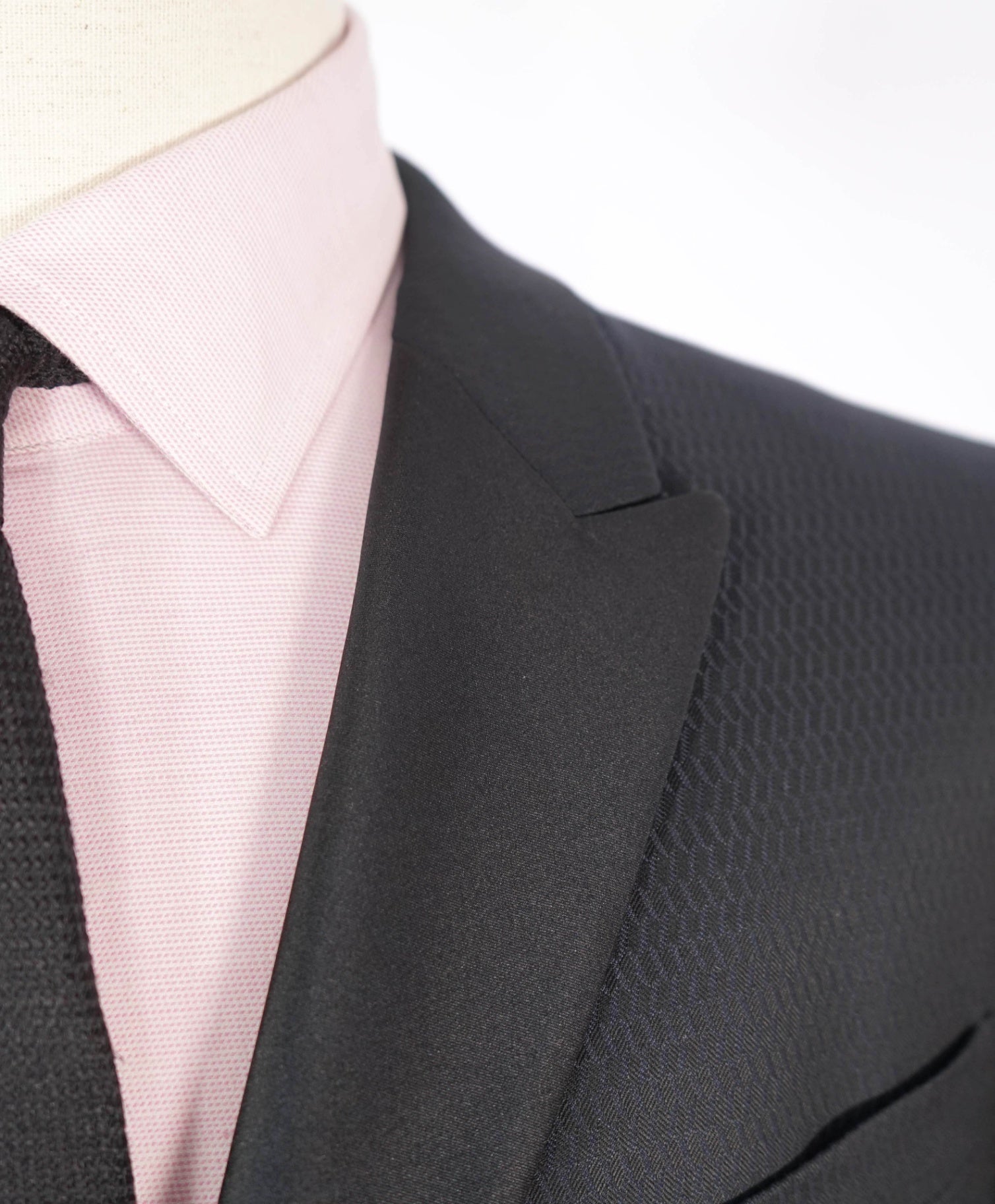 $1,995 EMPORIO ARMANI - Navy Jacquard Wool Peak Lapel Tuxedo - 46R