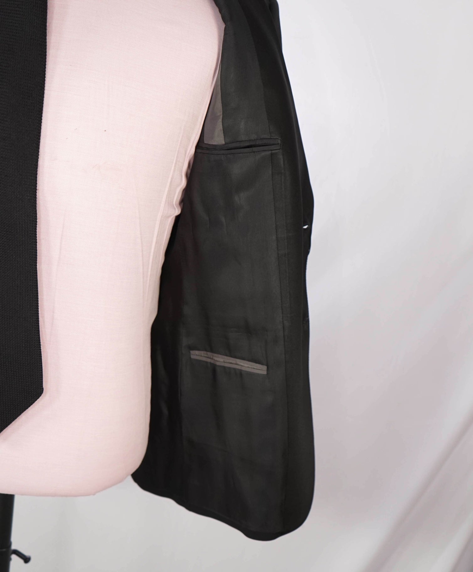 $1,995 EMPORIO ARMANI - Black Wool Peak Lapel Tuxedo - 36R