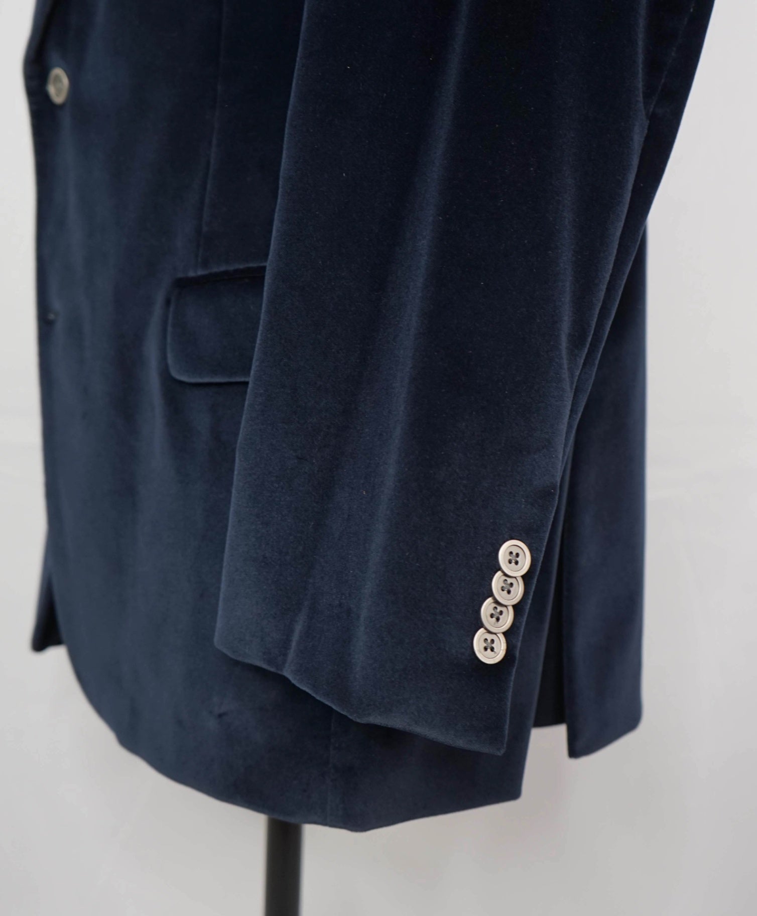 $1,295 SAKS FIFTH AVENUE - Solid Navy Blue Velvet Blazer - 46R