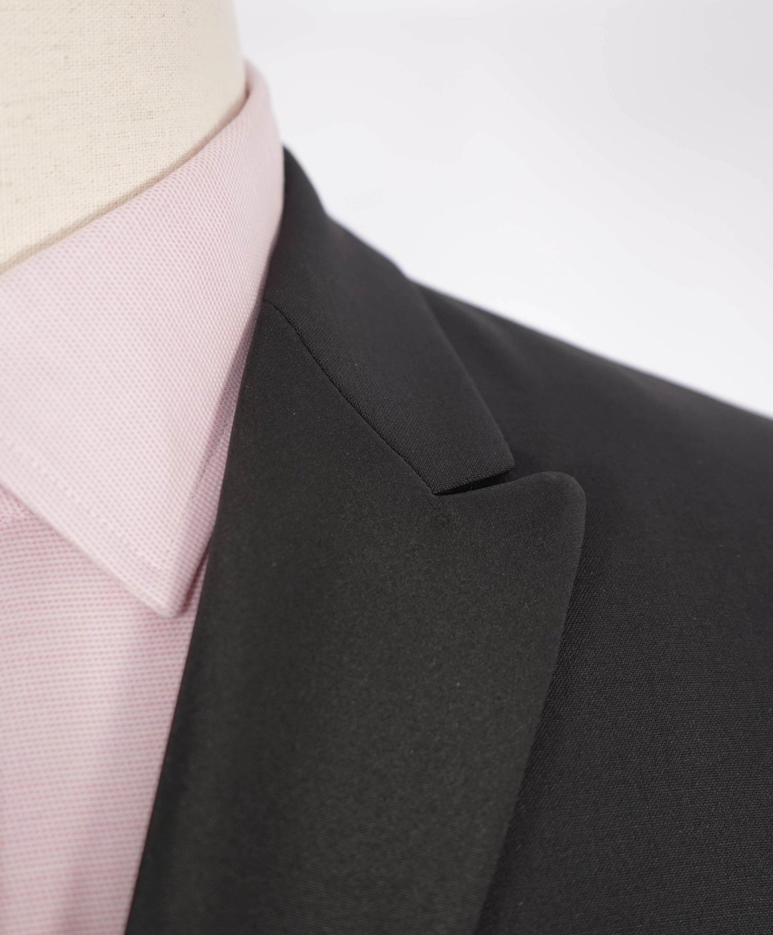 $1,995 EMPORIO ARMANI - Black Wool Peak Lapel Tuxedo - 36R