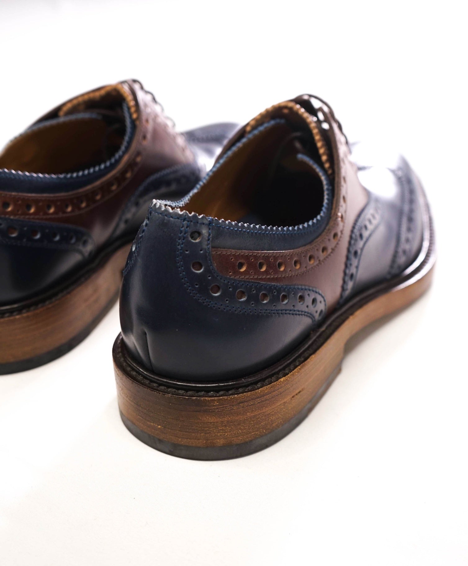$1,250 FERRAGAMO - Navy Blue/Brown Leather Wingtip Oxfords - 9 D