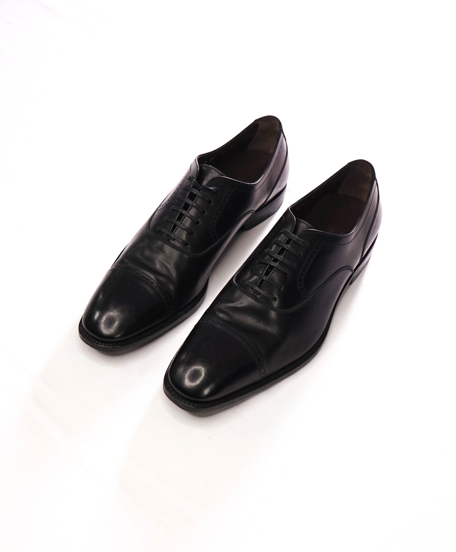 $950 FERRAGAMO - Black Leather Cap-Toe Oxfords - 8.5 D