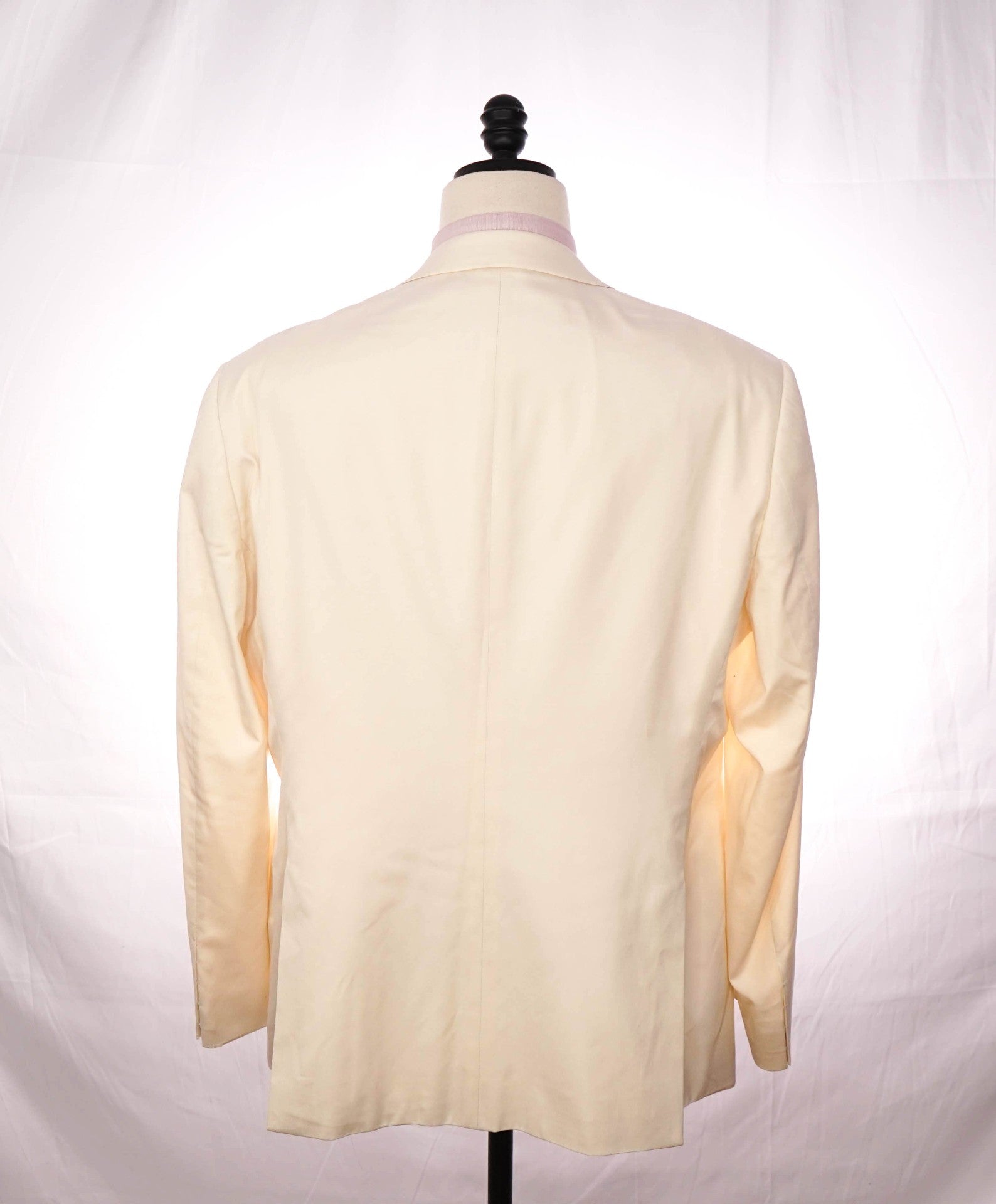 $2,795 GIORGIO ARMANI - Ivory Silk Peak Lapel Dinner Jacket - 48L