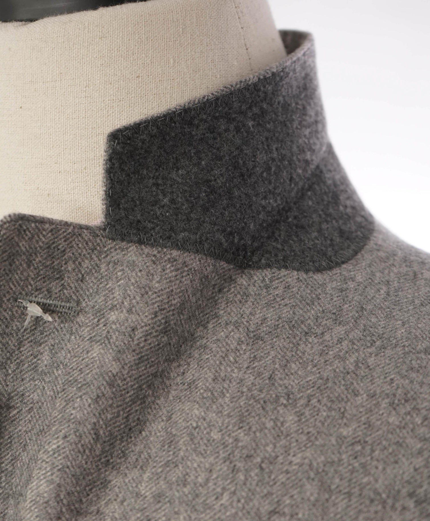 $1,295 SAKS 5TH AVE - Light Gray Herringbone Cashmere Blazer - 44R