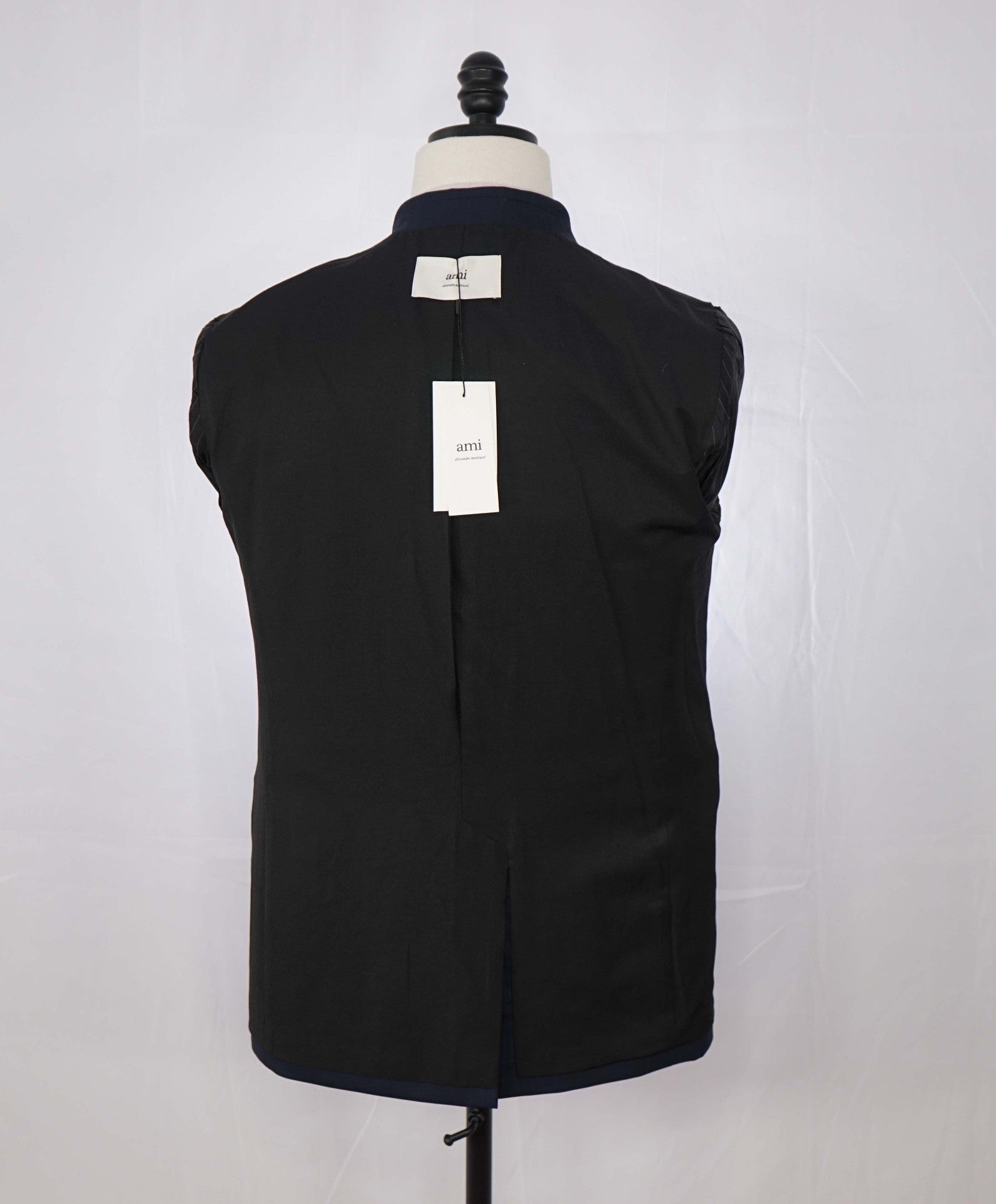 $1,020 AMI - Navy Blue Wool Blazer - 46