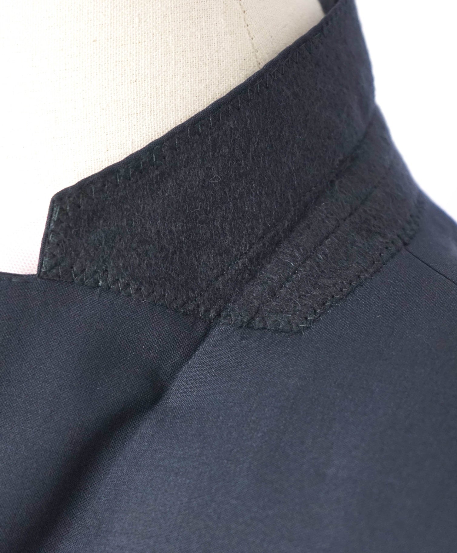 $1,495 ARMANI COLLEZIONI - "M Line" Navy Blue Wool Blazer - 42R