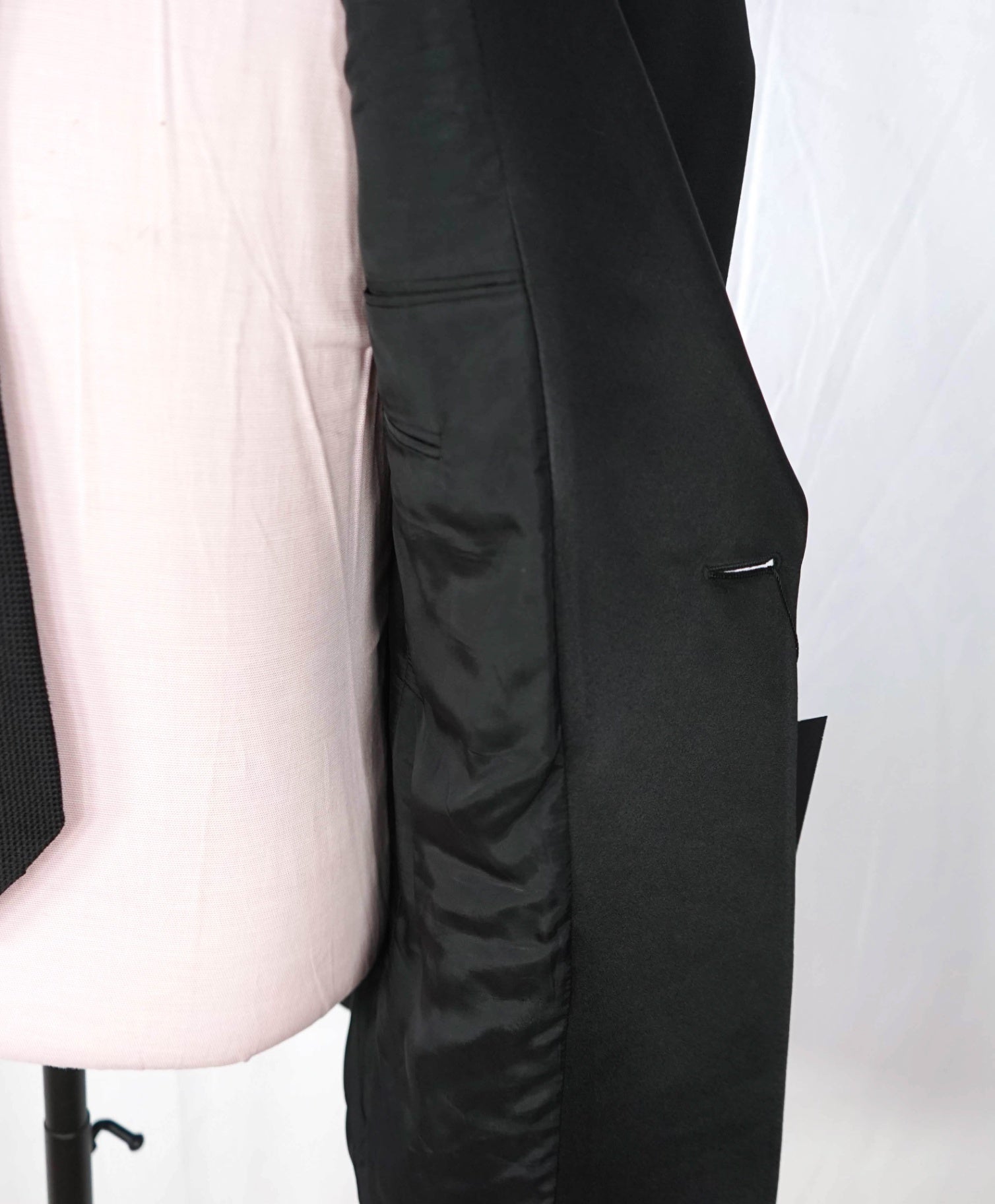 ARMANI COLLEZIONI - Black Wool Peak Lapel DInner Jacket - 38R