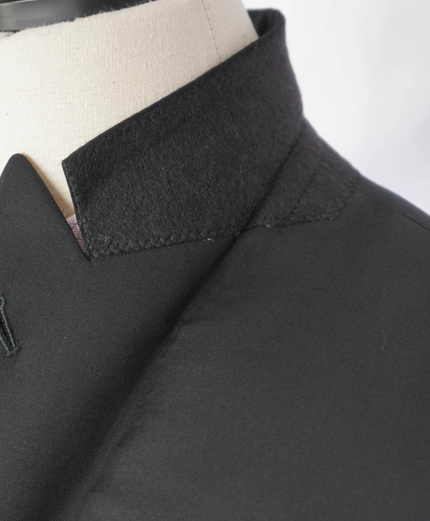 ARMANI COLLEZIONI - Black Wool Peak Lapel DInner Jacket - 38R