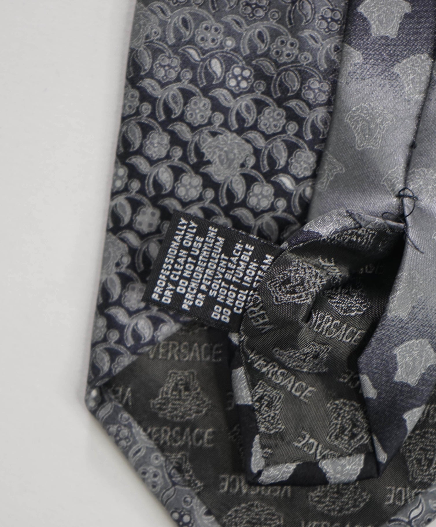 $280 VERSACE - VINTAGE Gray BaroqueFloral Silk - 3.5" Tie