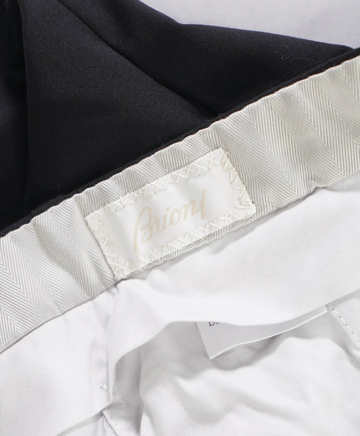 $1,095 BRIONI - Black Super 150's Wool Pleated Pants - 34W