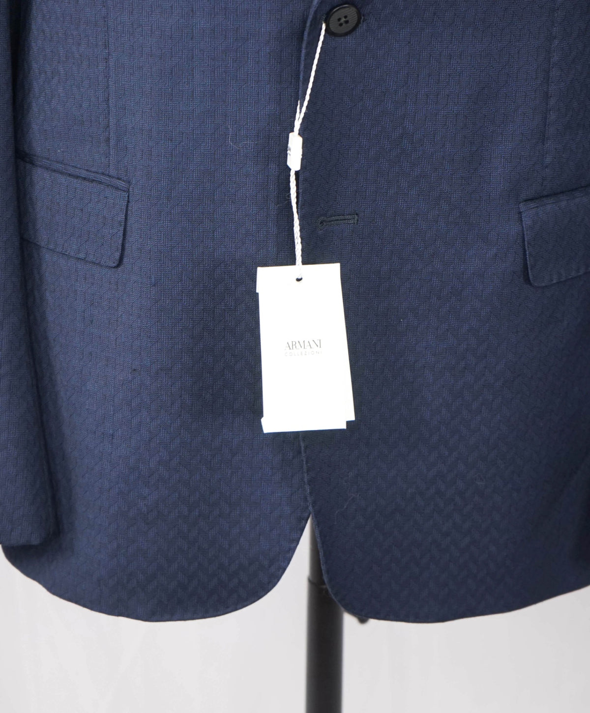 $1,995 ARMANI COLLEZIONI - Navy Geometric "M-LINE" Suit - 40R