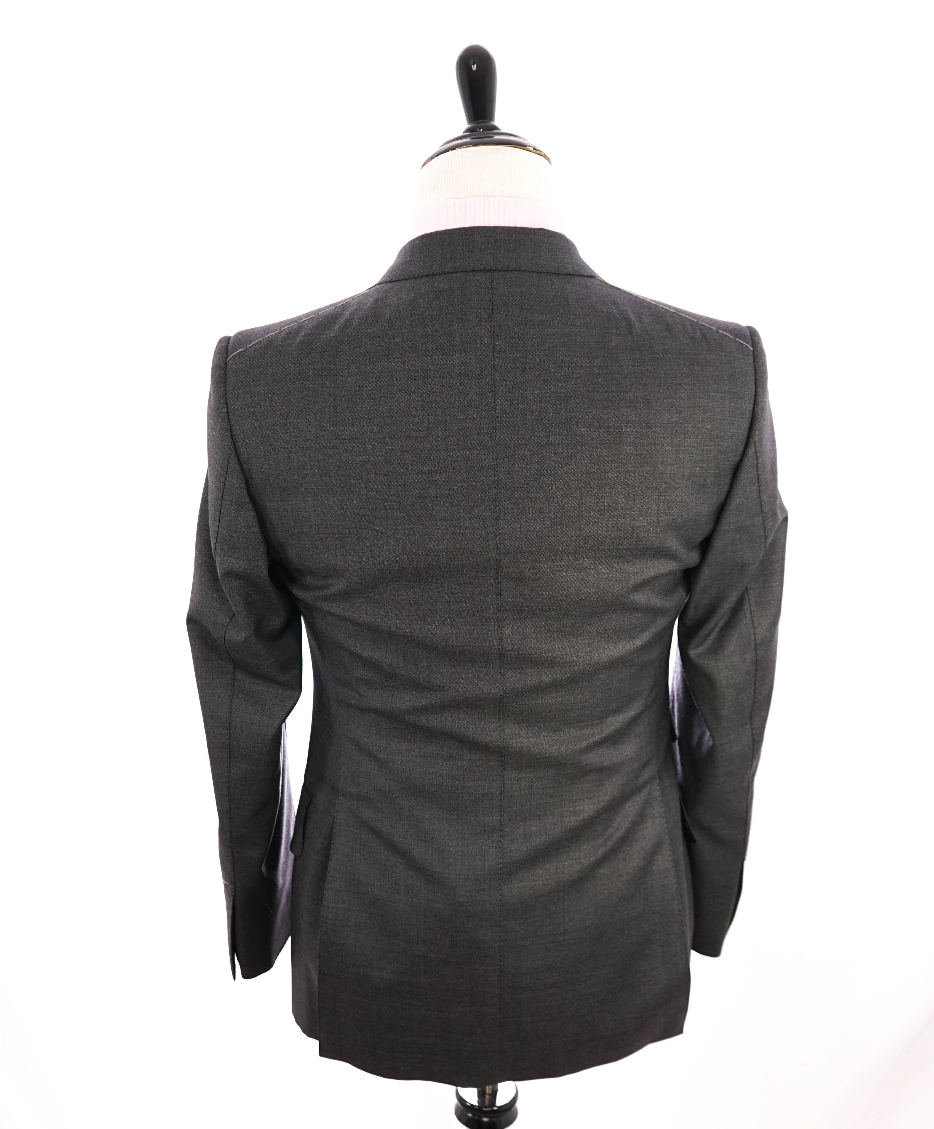 $5,000 TOM FORD - 3-Piece Gray PEAK LAPEL Vested Side Tab Suit - 36R (46EU)