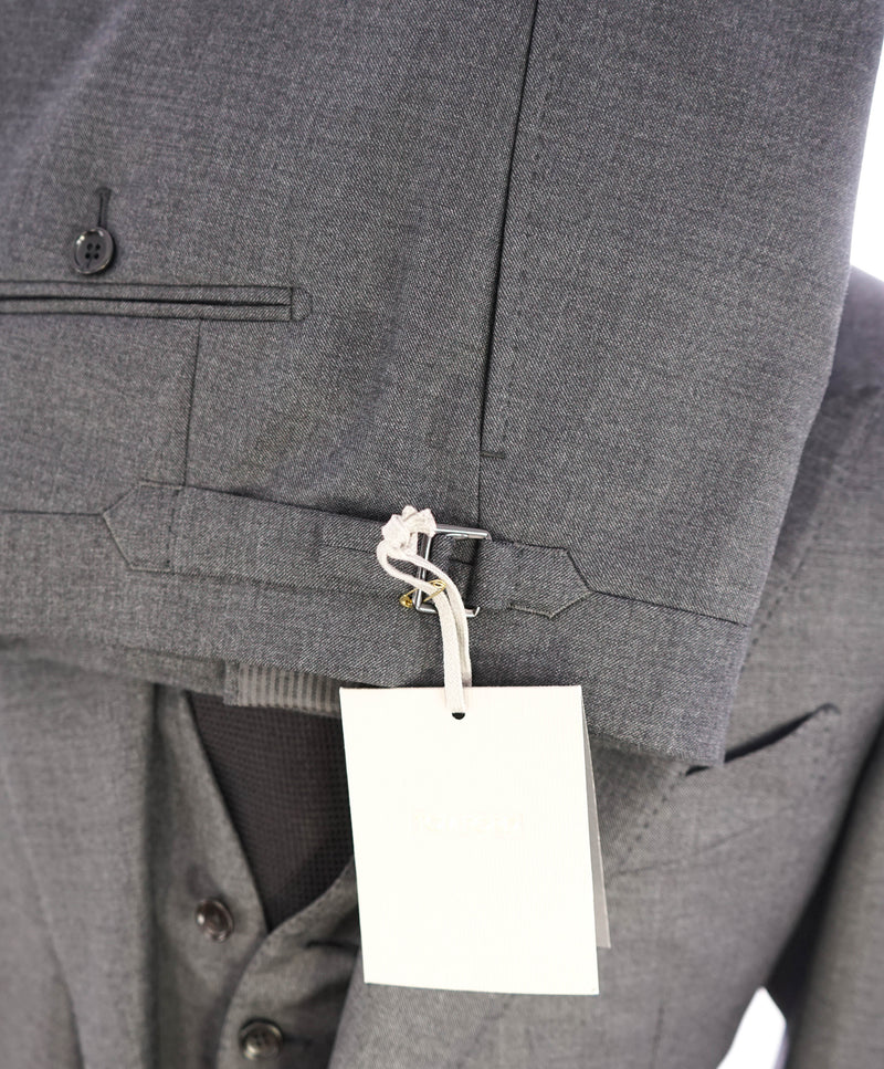 $5,000 TOM FORD - 3-Piece Gray PEAK LAPEL Vested Side Tab Suit - 36S (46EU)