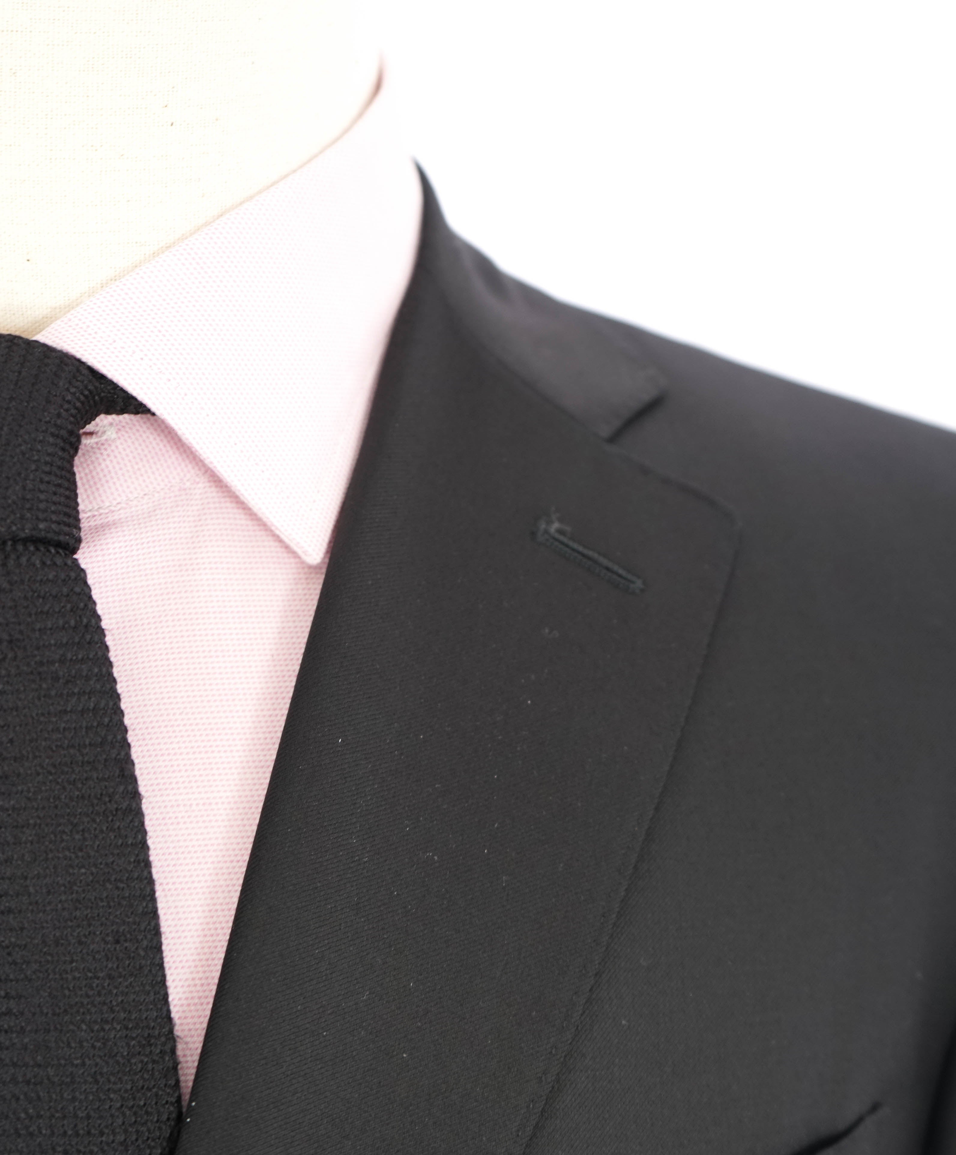 $2,195 CANALI - *CLOSET STAPLE* Black 2-Piece Suit - 42S
