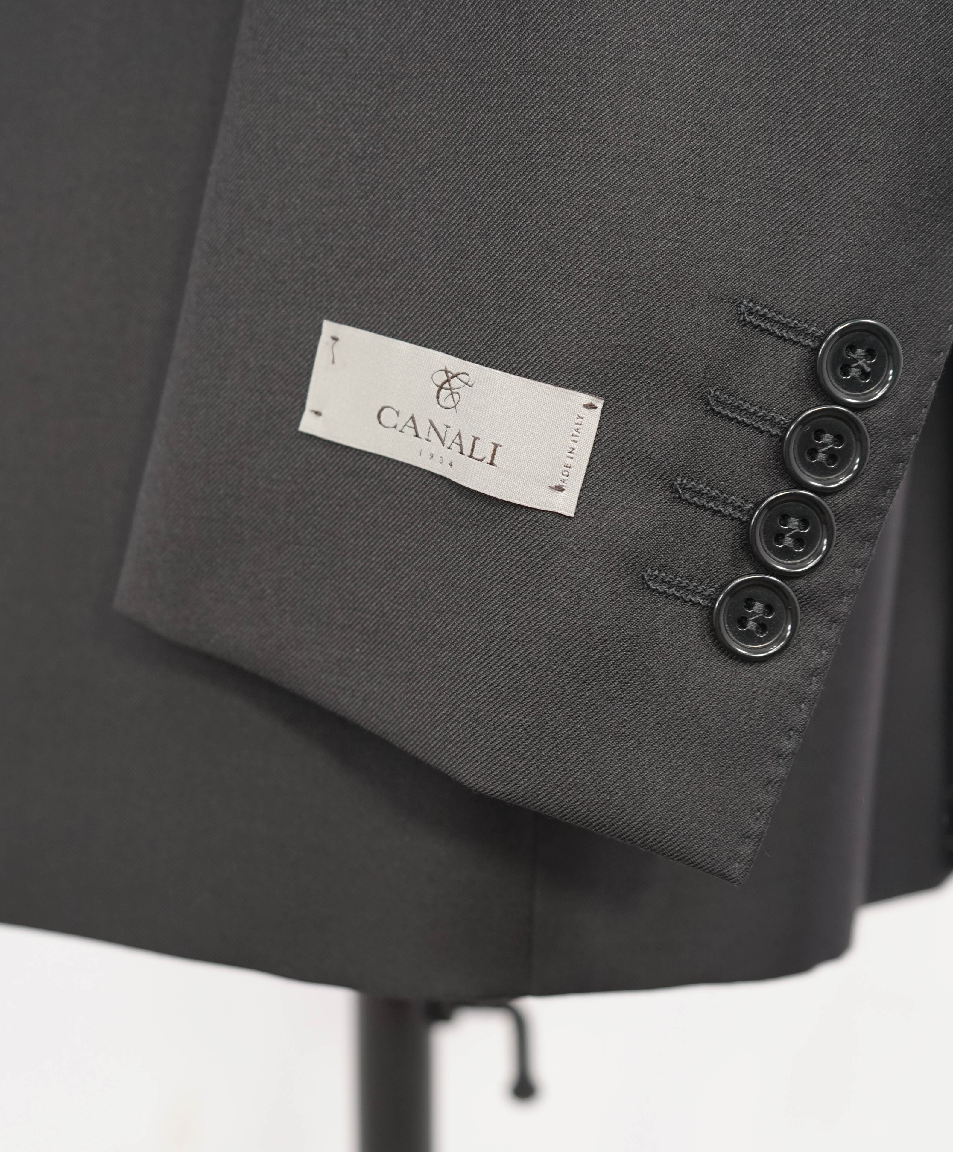 $2,195 CANALI - *CLOSET STAPLE* Black 2-Piece Suit - 42S