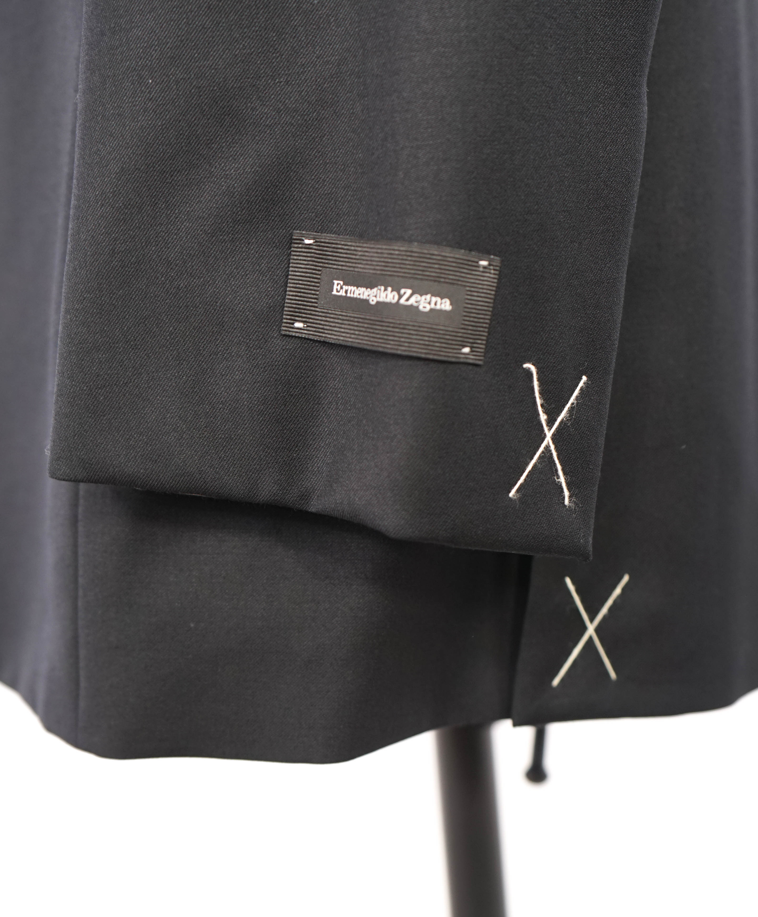 $2,995 ERMENEGILDO ZEGNA - PEAK LAPEL Tuxedo Dinner Jacket 1-Piece - 38R