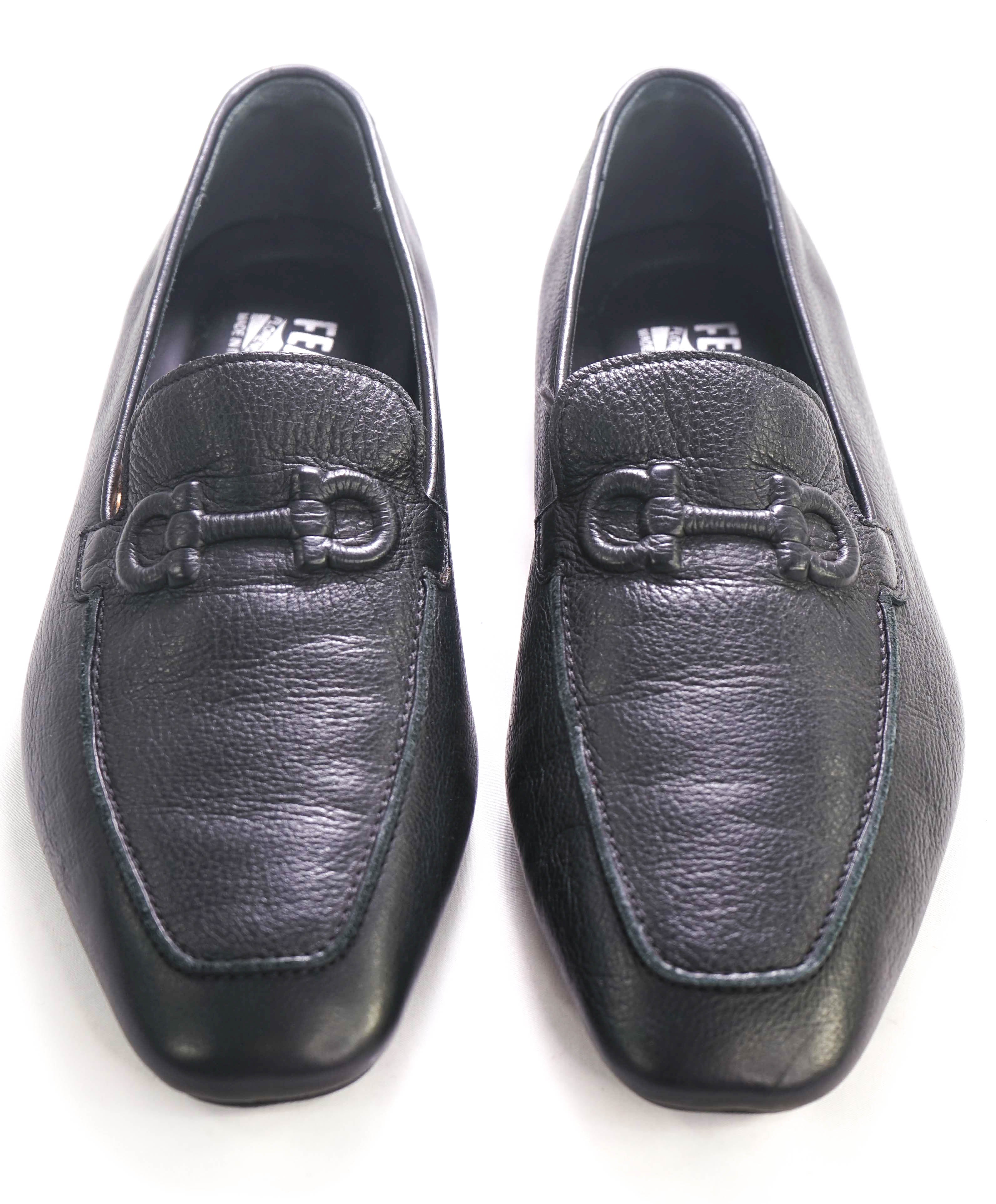 $750 SALVATORE FERRAGAMO - Embossed Bit Sleek Logo Loafer - 9 M US