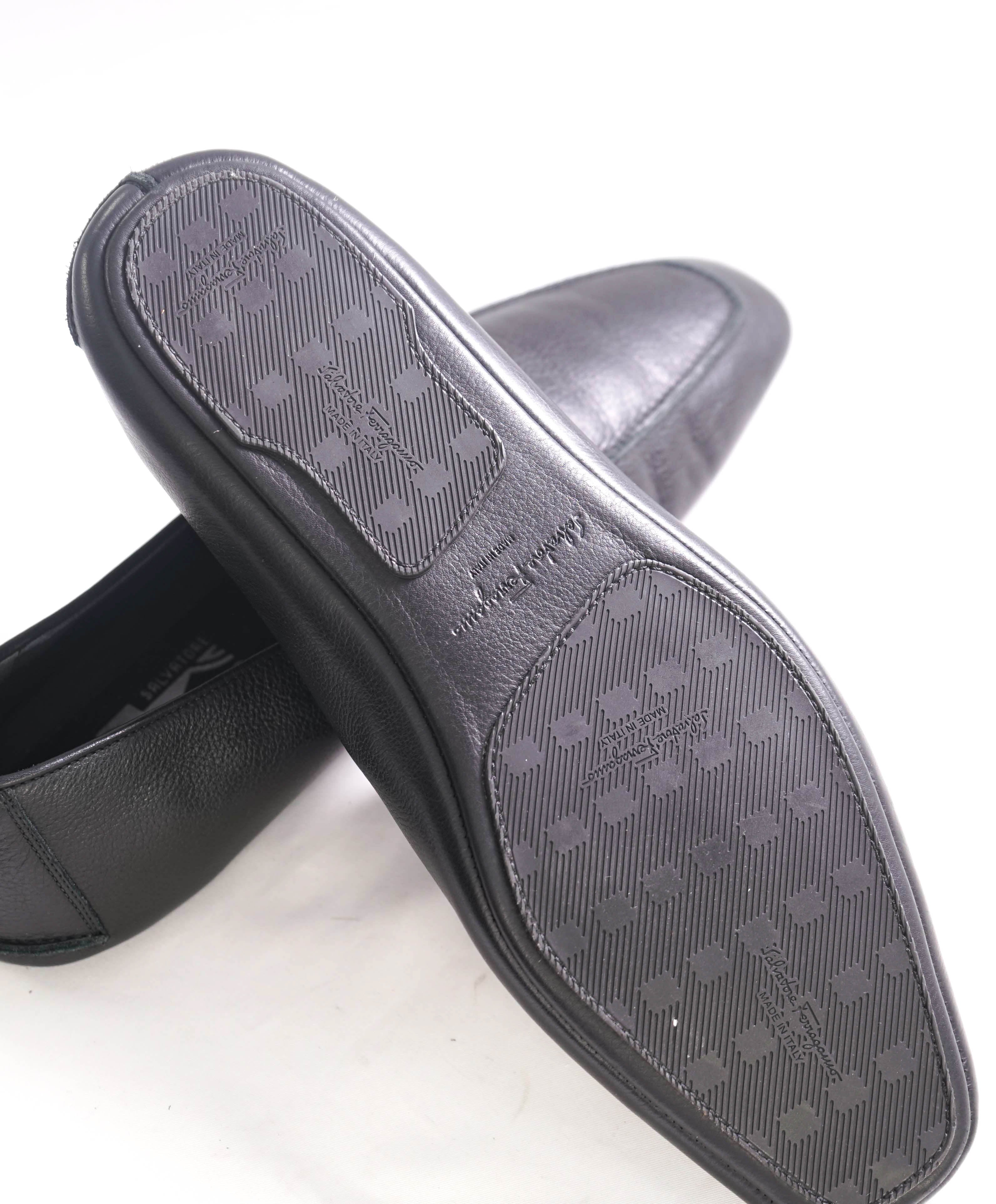 $750 SALVATORE FERRAGAMO - Embossed Bit Sleek Logo Loafer - 9 M US