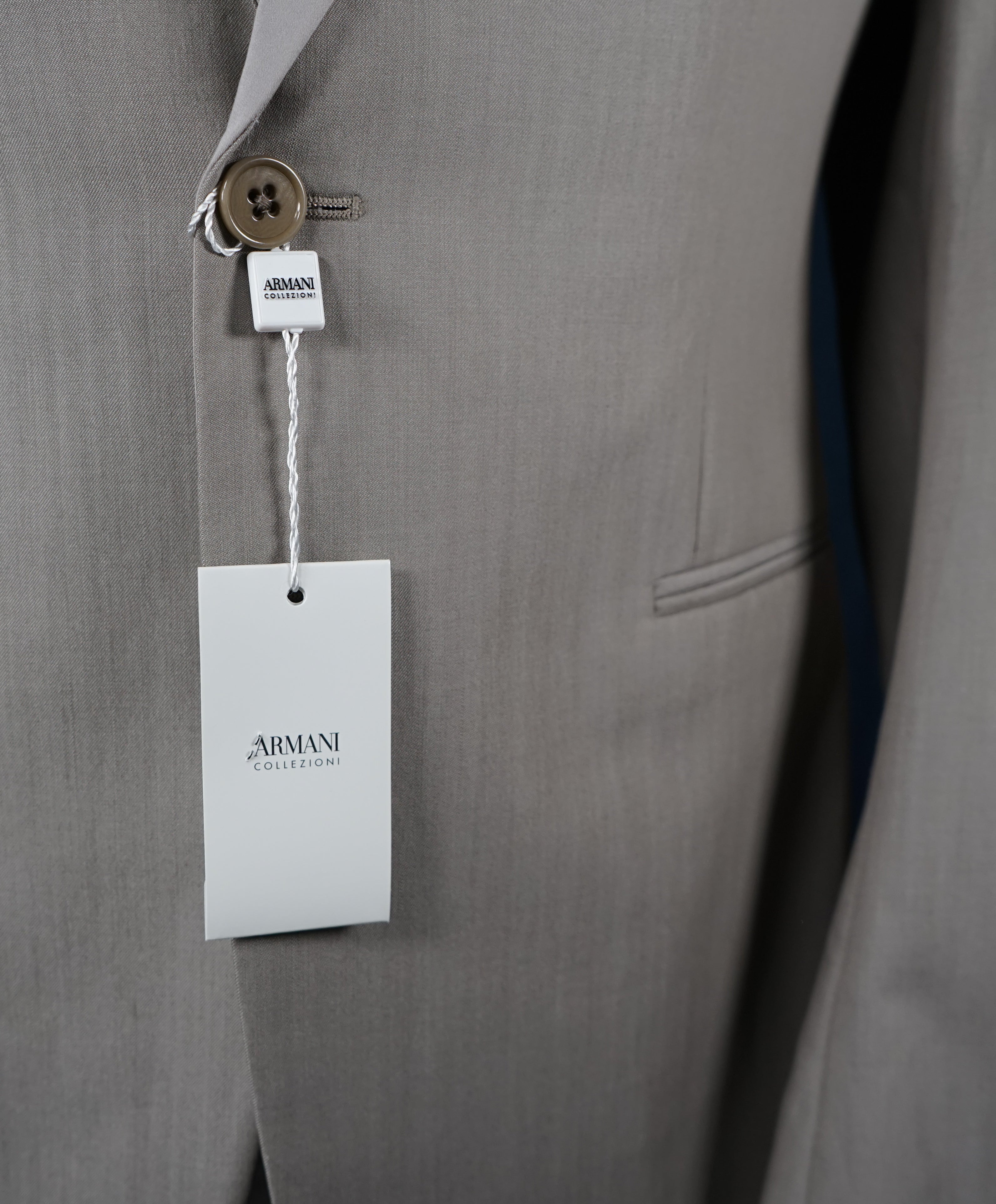ARMANI COLLEZIONI - “M Line” Slim Beige Stone Summer Suit Tonal Satin Lapel - 40R