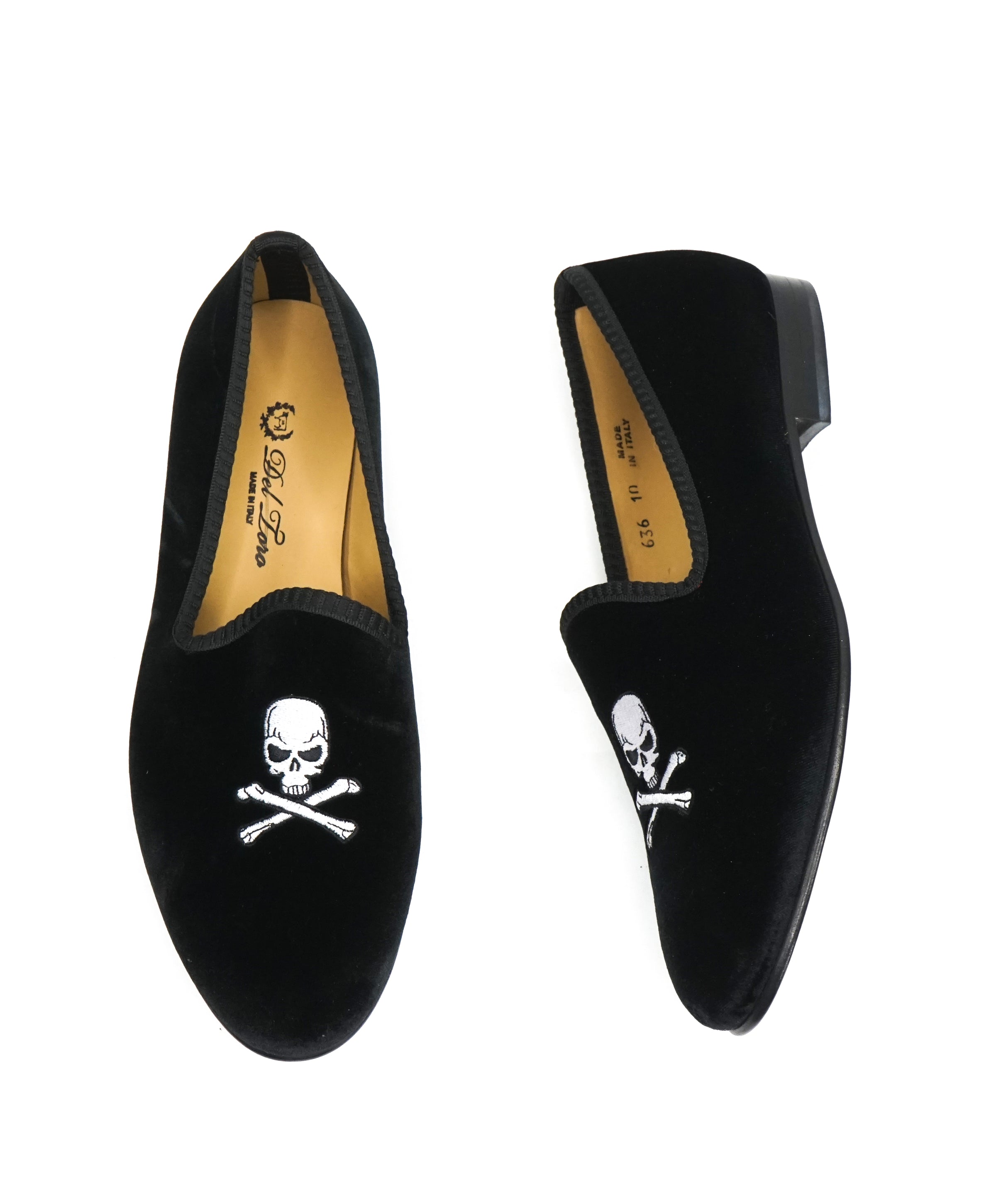 tone Afsnit lidelse DEL TORO - Black Red Stripe "Skull N' Bones" Velvet Smoking Slippers L –  Luxe Hanger